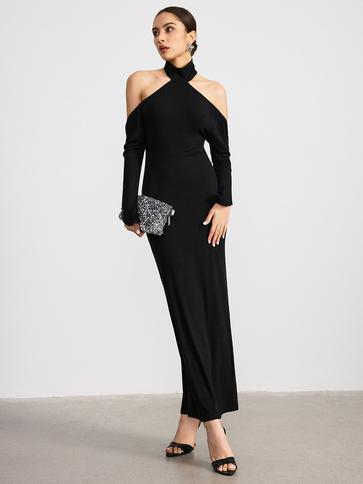 Maxikleid aus Strick mit Neckholder, Rückenausschnitt und langen Ärmeln