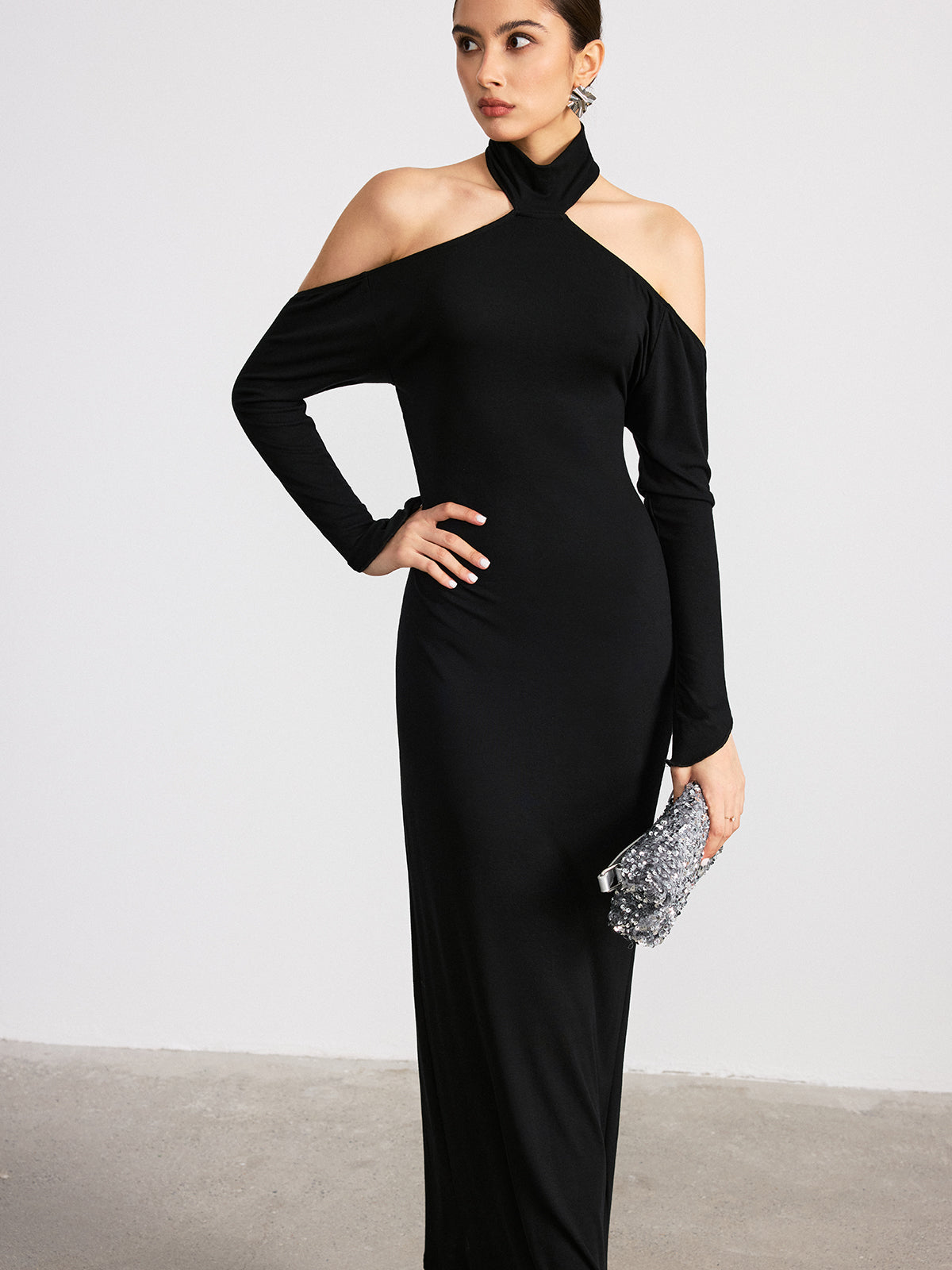 Maxikleid aus Strick mit Neckholder, Rückenausschnitt und langen Ärmeln