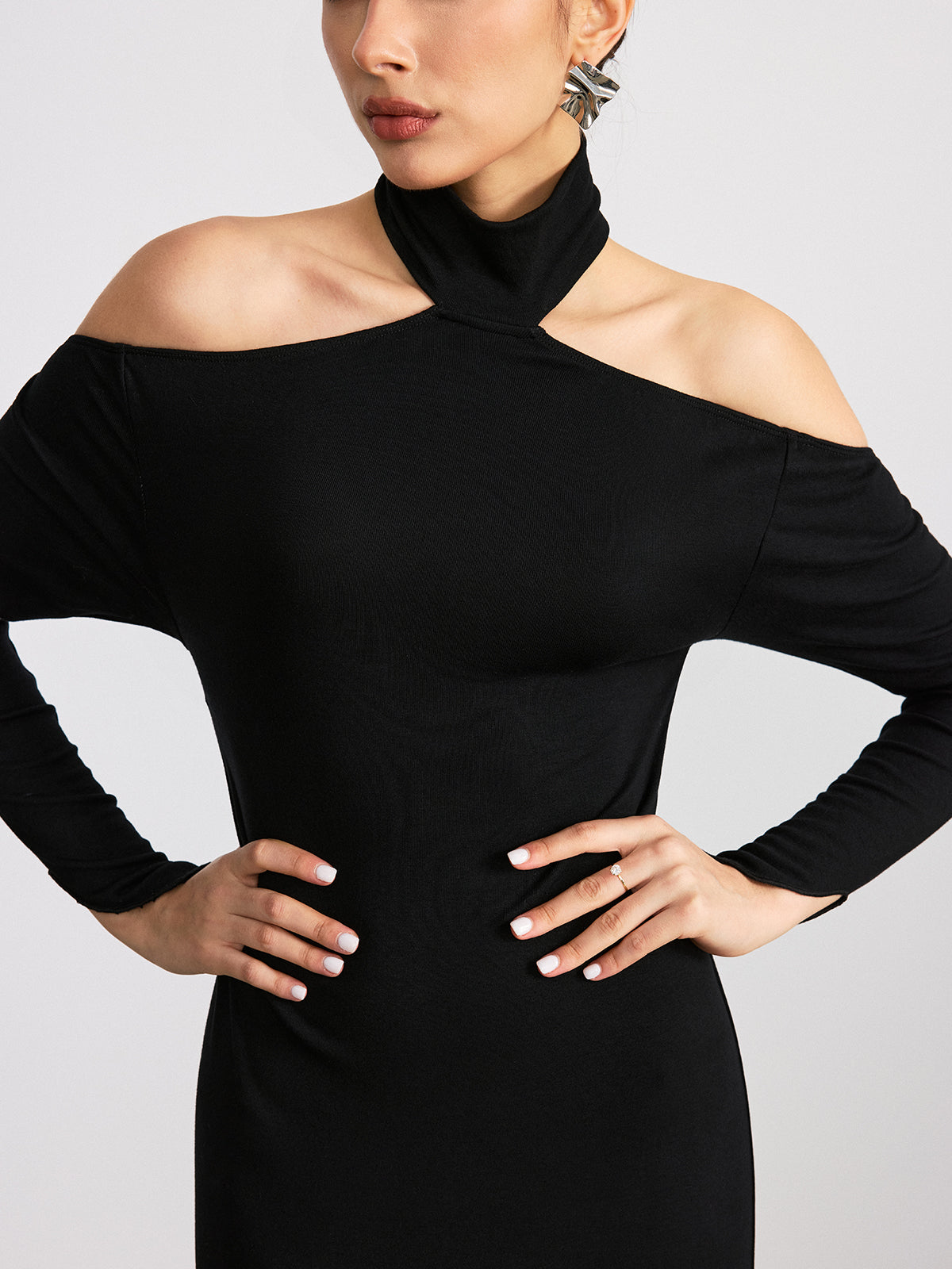 Maxikleid aus Strick mit Neckholder, Rückenausschnitt und langen Ärmeln
