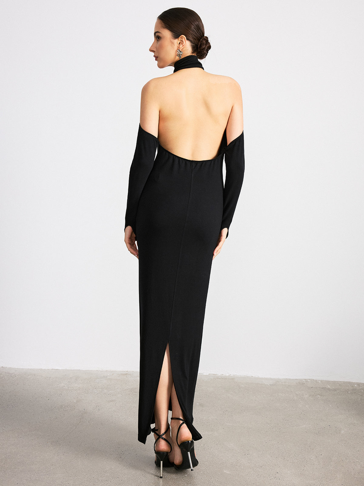Maxikleid aus Strick mit Neckholder, Rückenausschnitt und langen Ärmeln