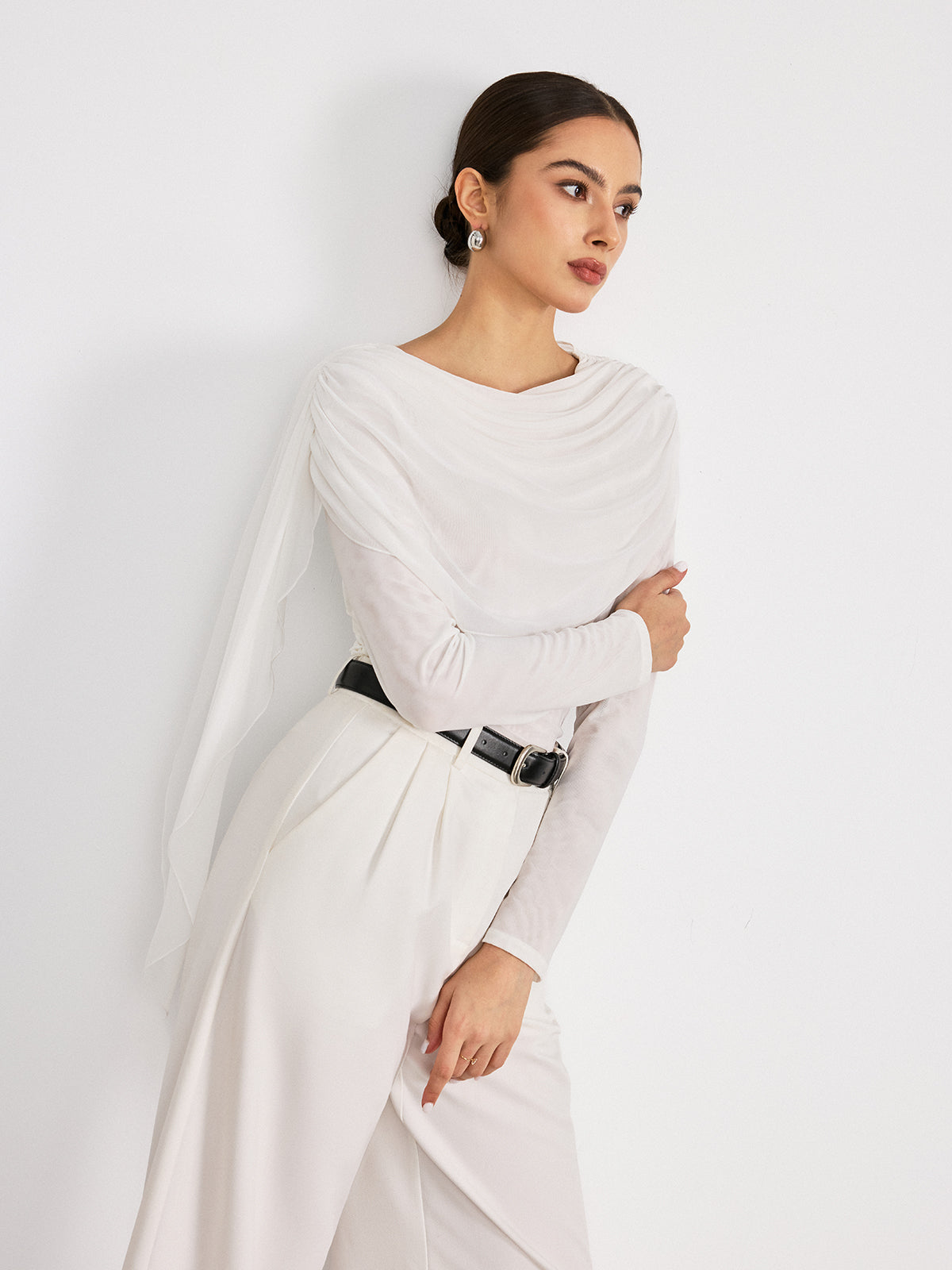 Drapierte Netzbluse mit langen Ärmeln
