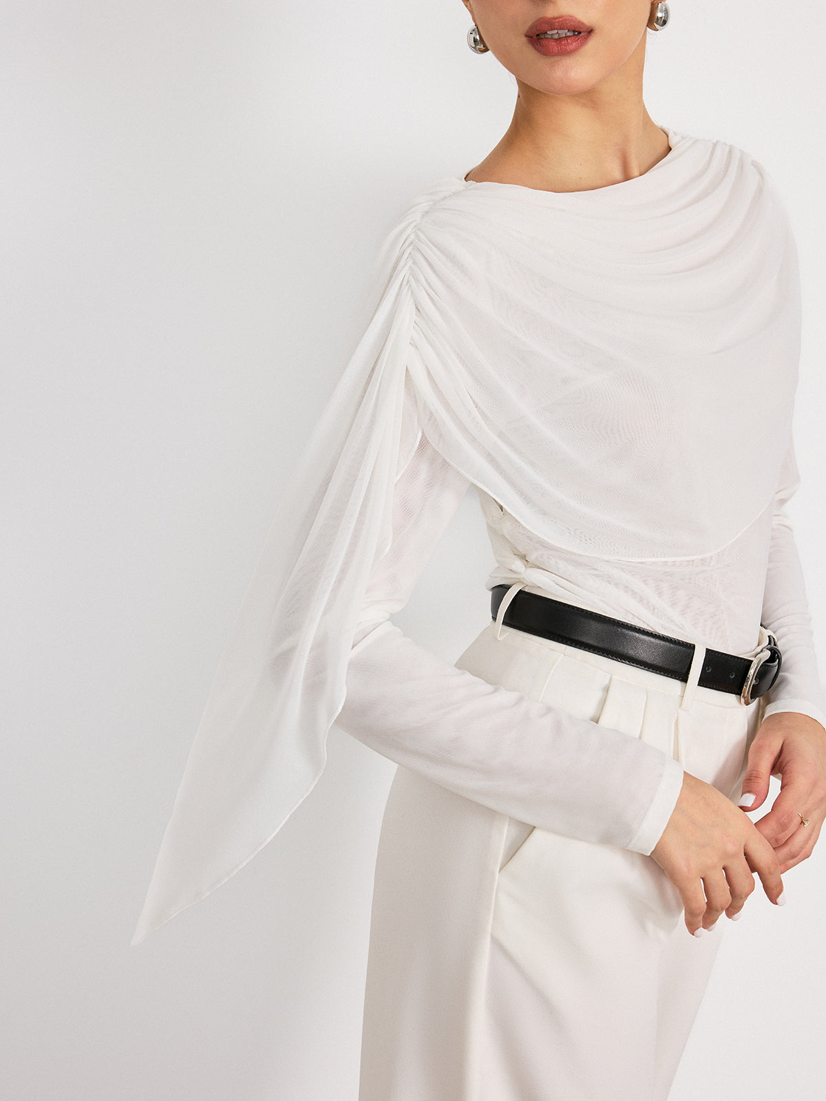Drapierte Netzbluse mit langen Ärmeln