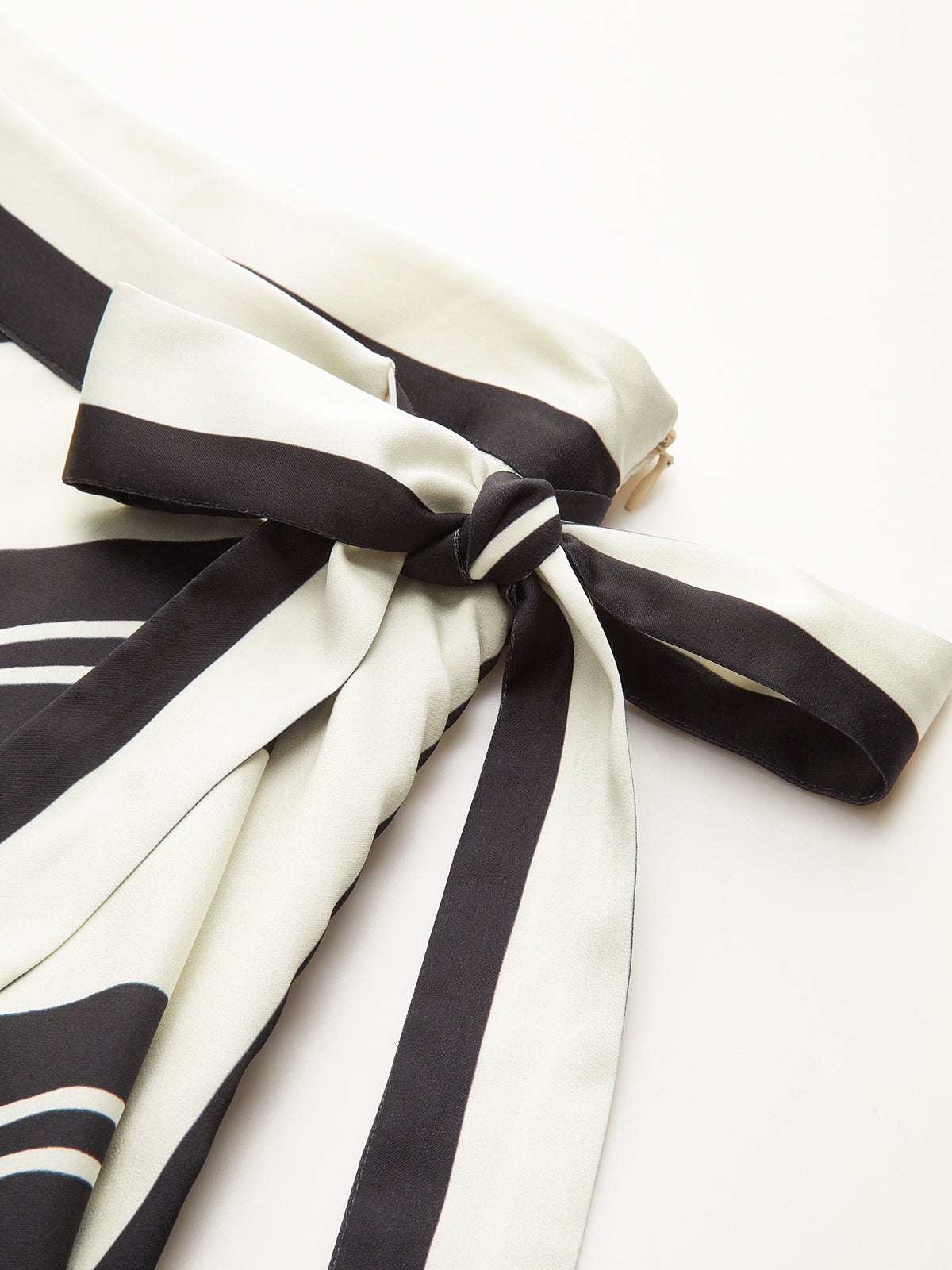 Gestreifter Wickelrock in Midi-Länge