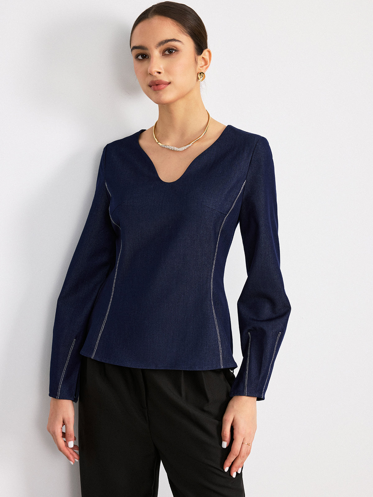 Bluse mit V-Ausschnitt und Kontrastnähten
