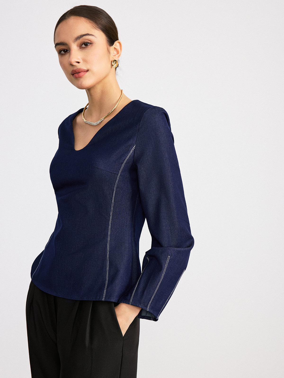 Bluse mit V-Ausschnitt und Kontrastnähten