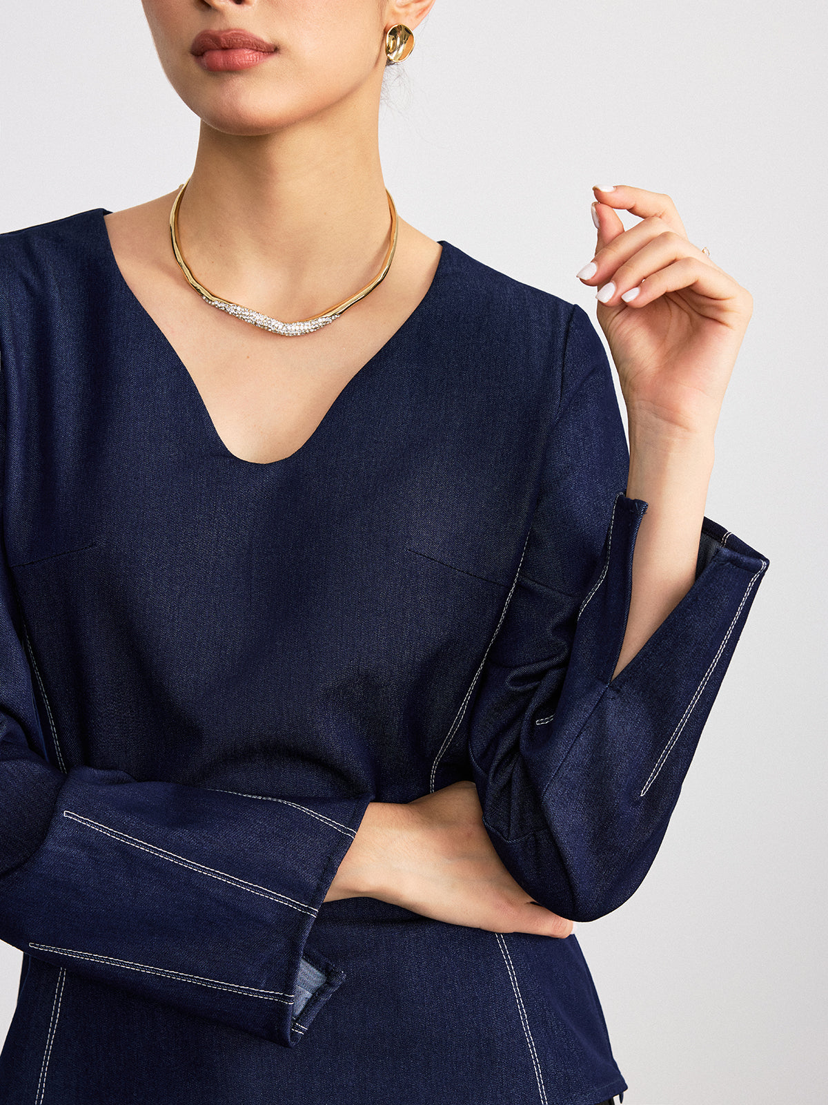 Bluse mit V-Ausschnitt und Kontrastnähten