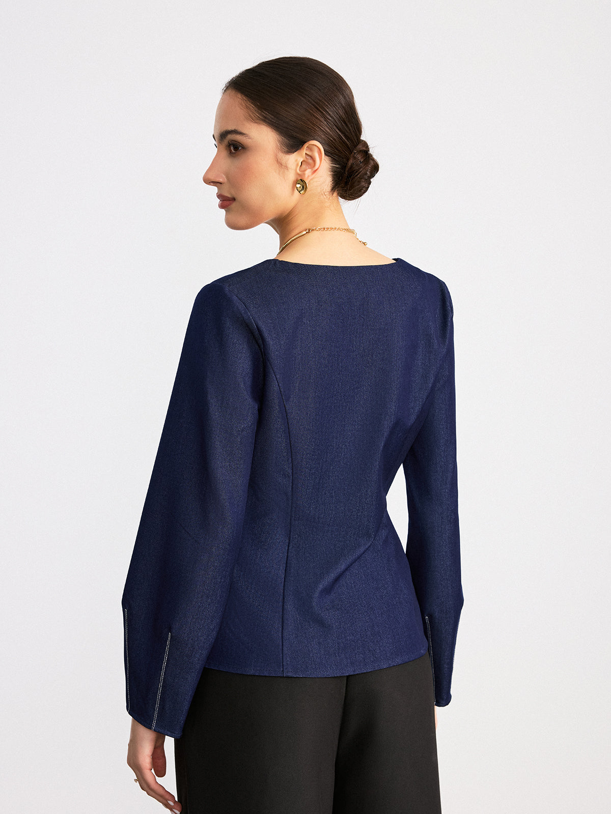 Bluse mit V-Ausschnitt und Kontrastnähten