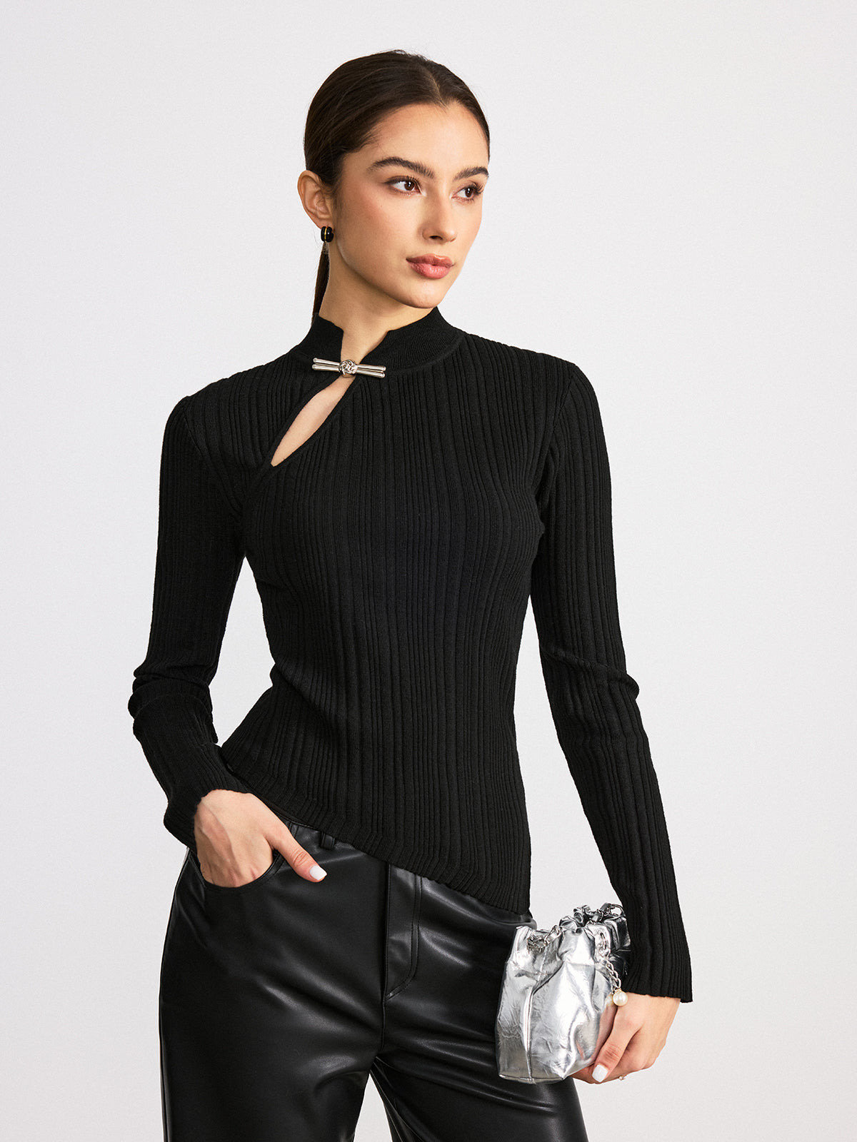Pull asymétrique en maille côtelée avec détail métallique noué
