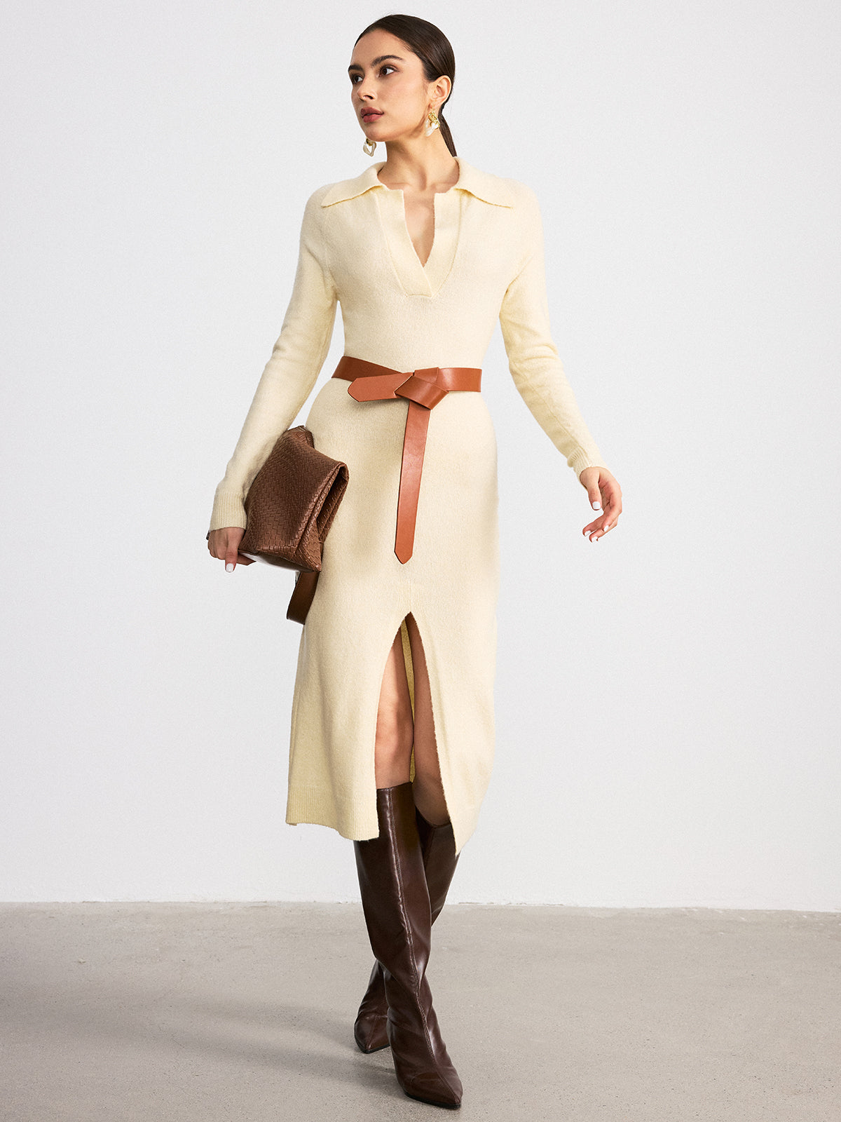 Robe midi en maille ceinturée à col et ourlet fendu