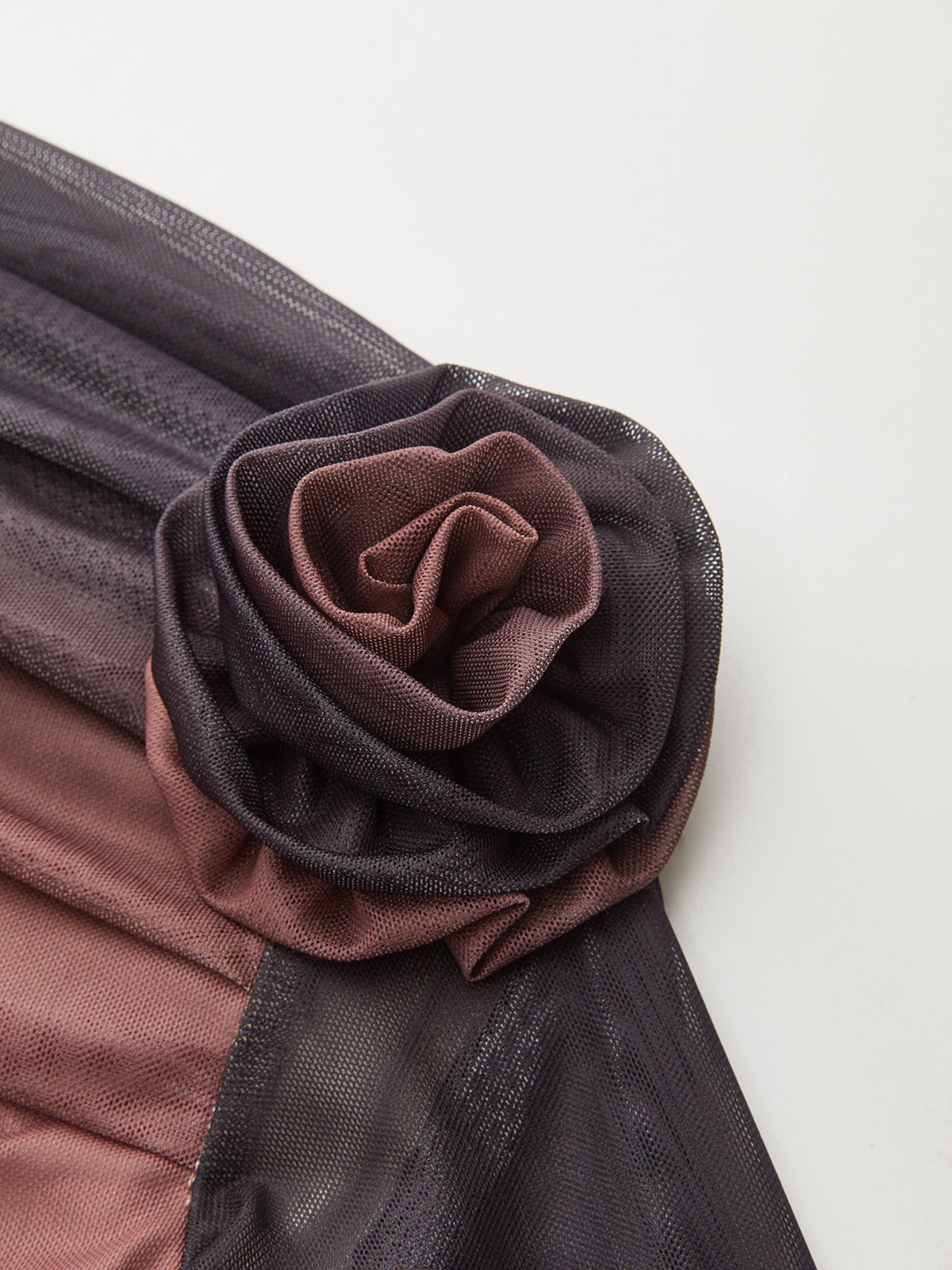 T-shirt à épaules dénudées en maille ombrée avec détail rose 3D