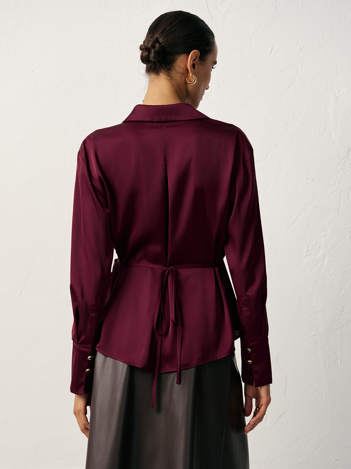 Chemise en satin à col cache-cœur en V