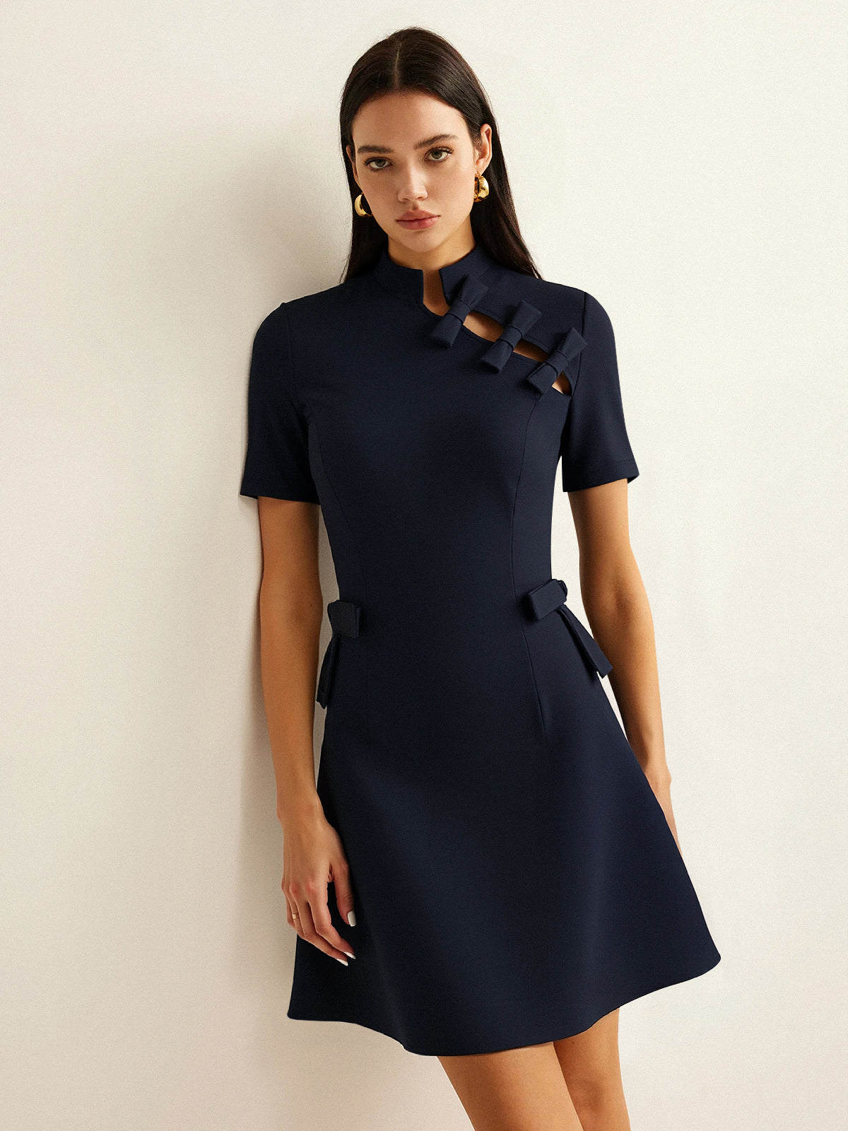 Robe Courte à Col Montant, Manches Courtes et Découpe Nœud Papillon