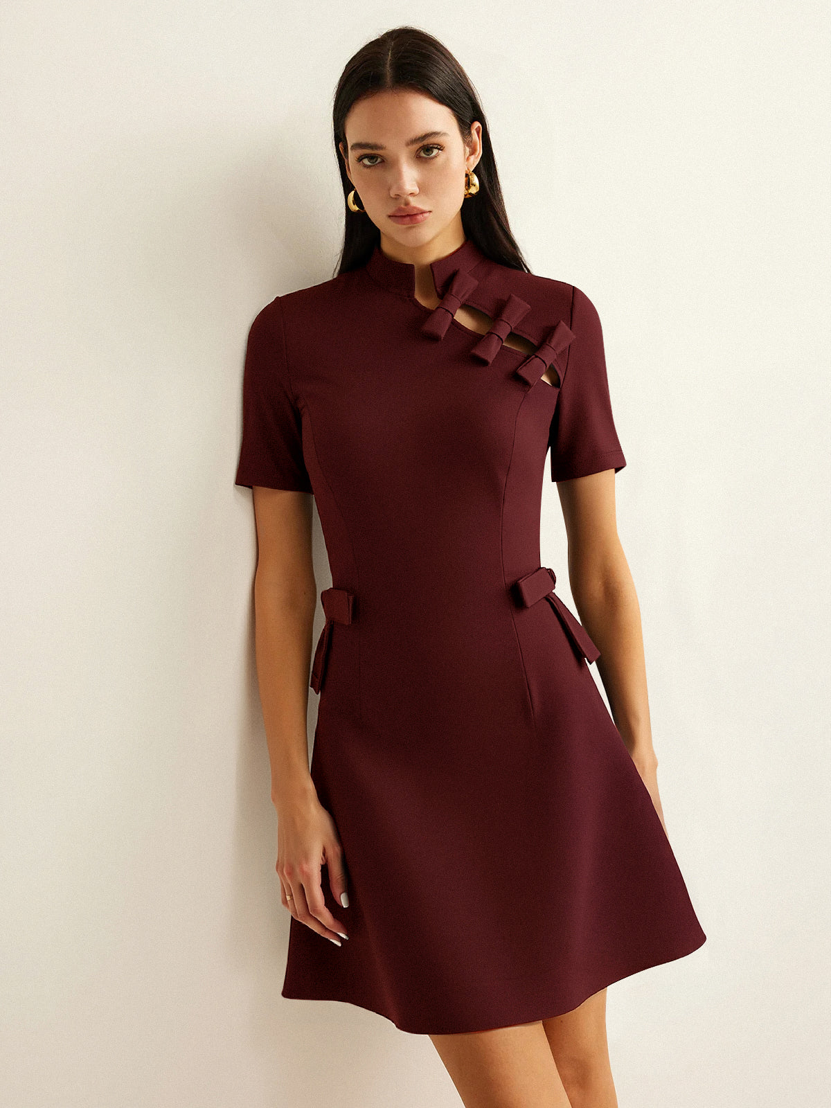 Robe Courte à Col Montant, Manches Courtes et Découpe Nœud Papillon