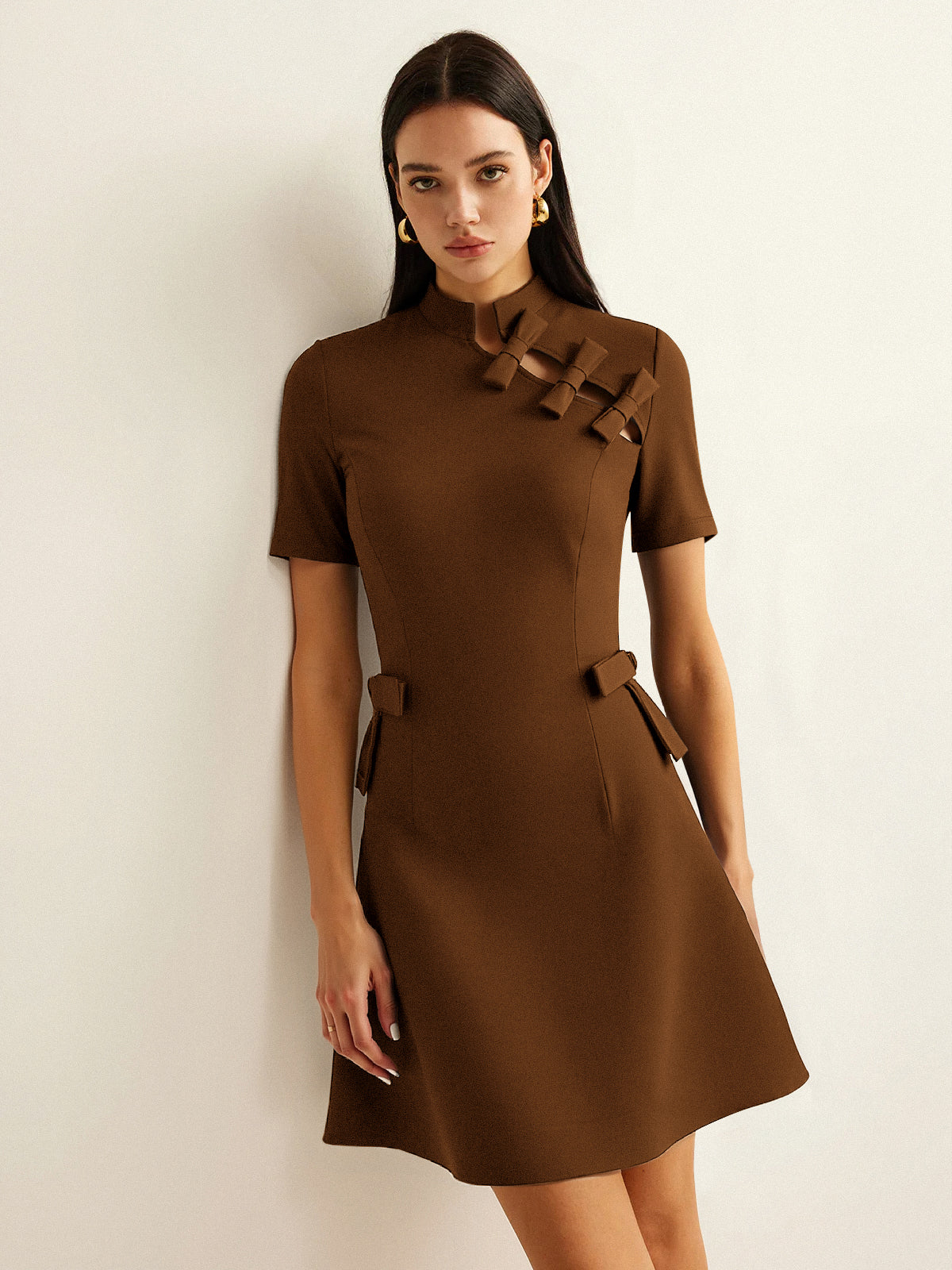 Robe Courte à Col Montant, Manches Courtes et Découpe Nœud Papillon