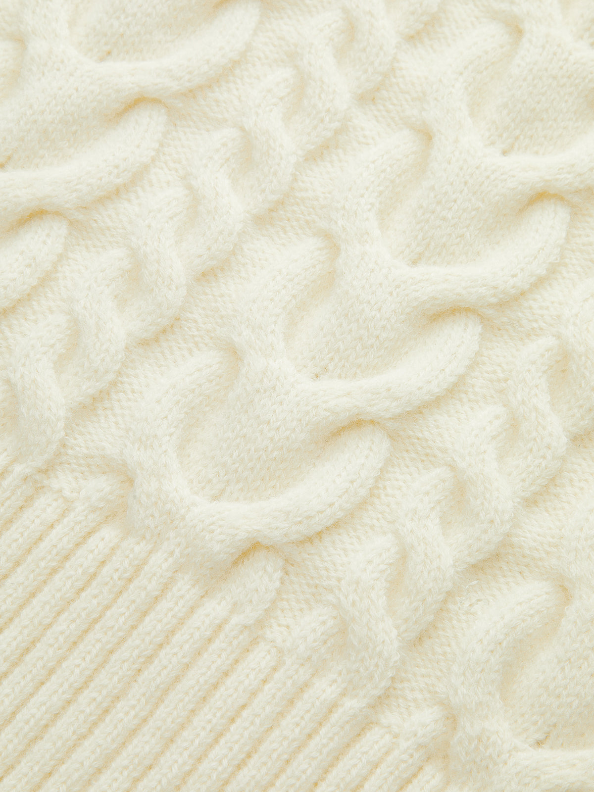 Pull en maille torsadée à col asymétrique