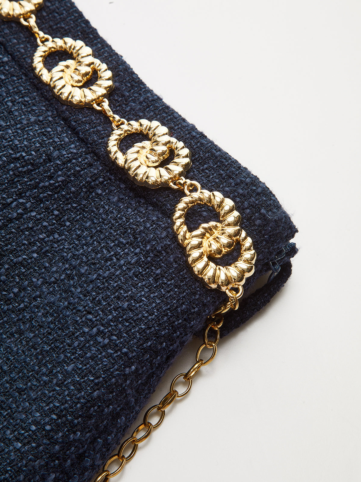 Tweed-Minirock mit goldenem Kettengürtel