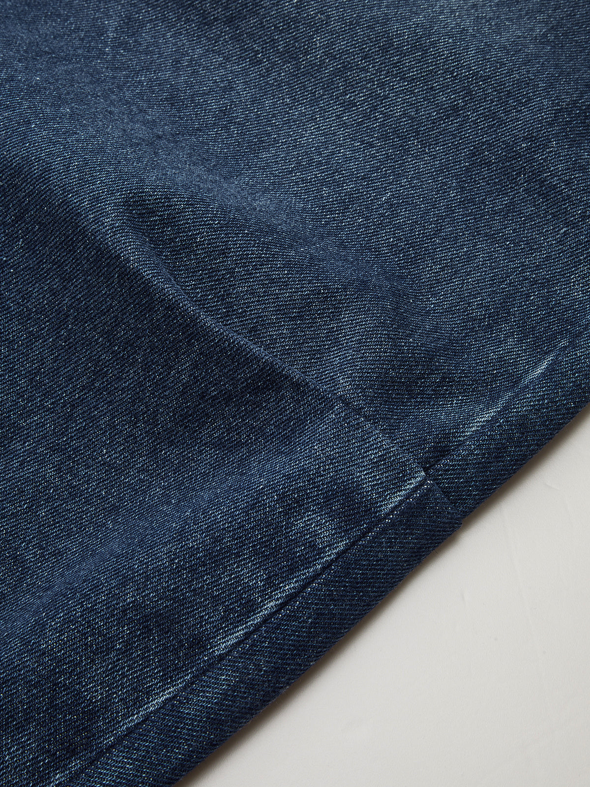 Pantalon en denim taille mi-haute à jambes incurvées