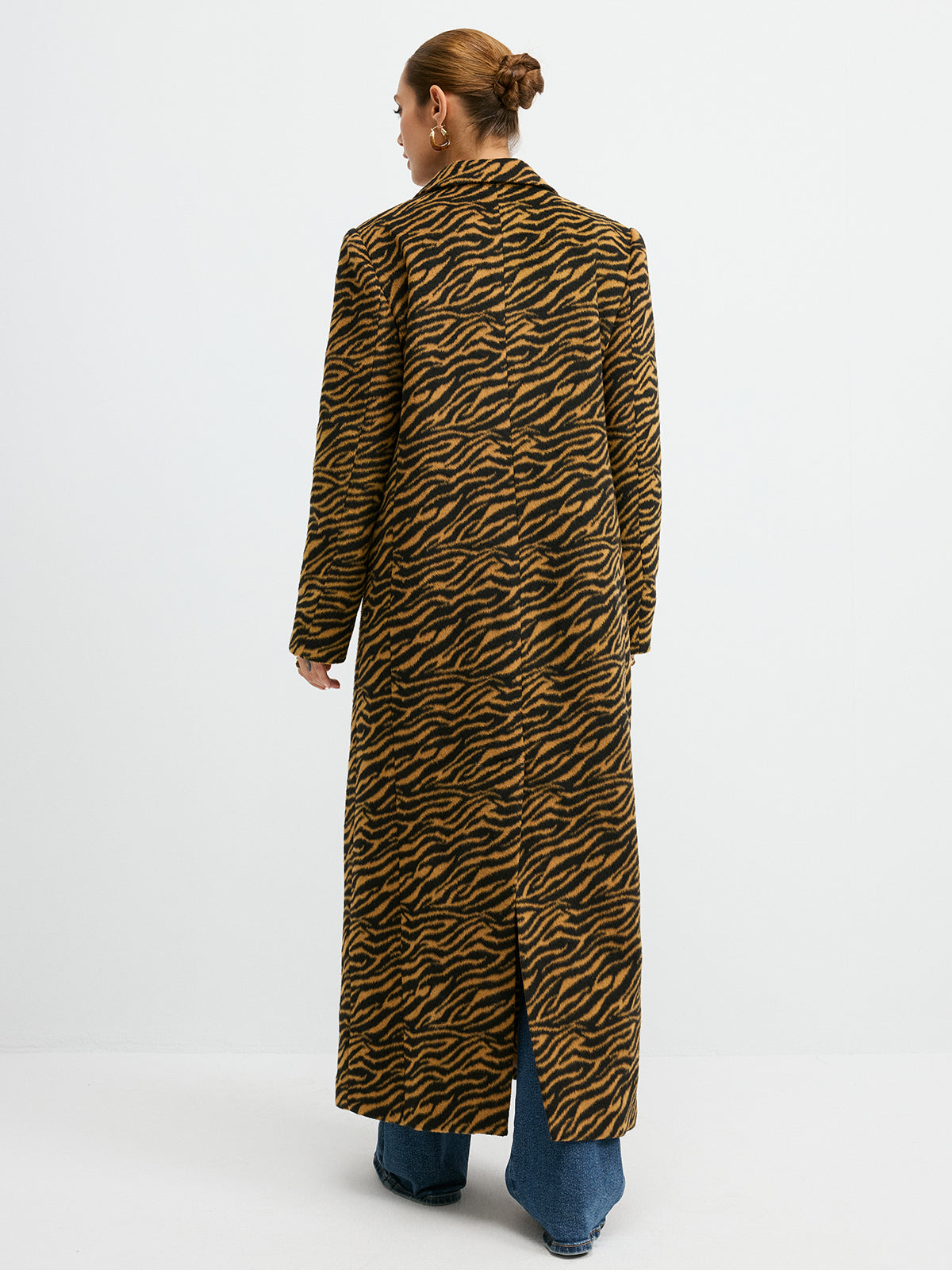 Manteau long surtaillé en tweed à imprimé tigre
