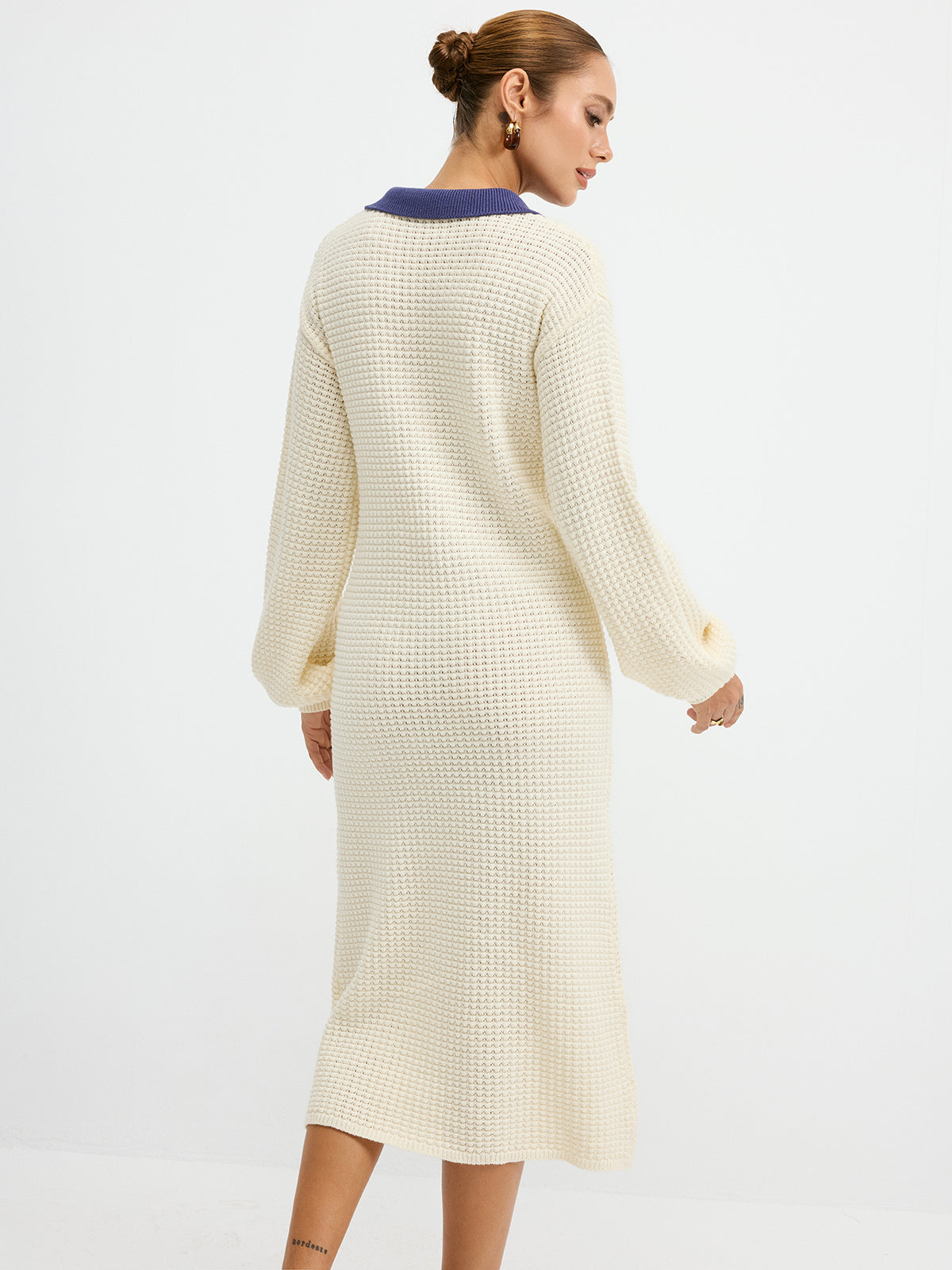 Robe longue gaufrée à col contrastant