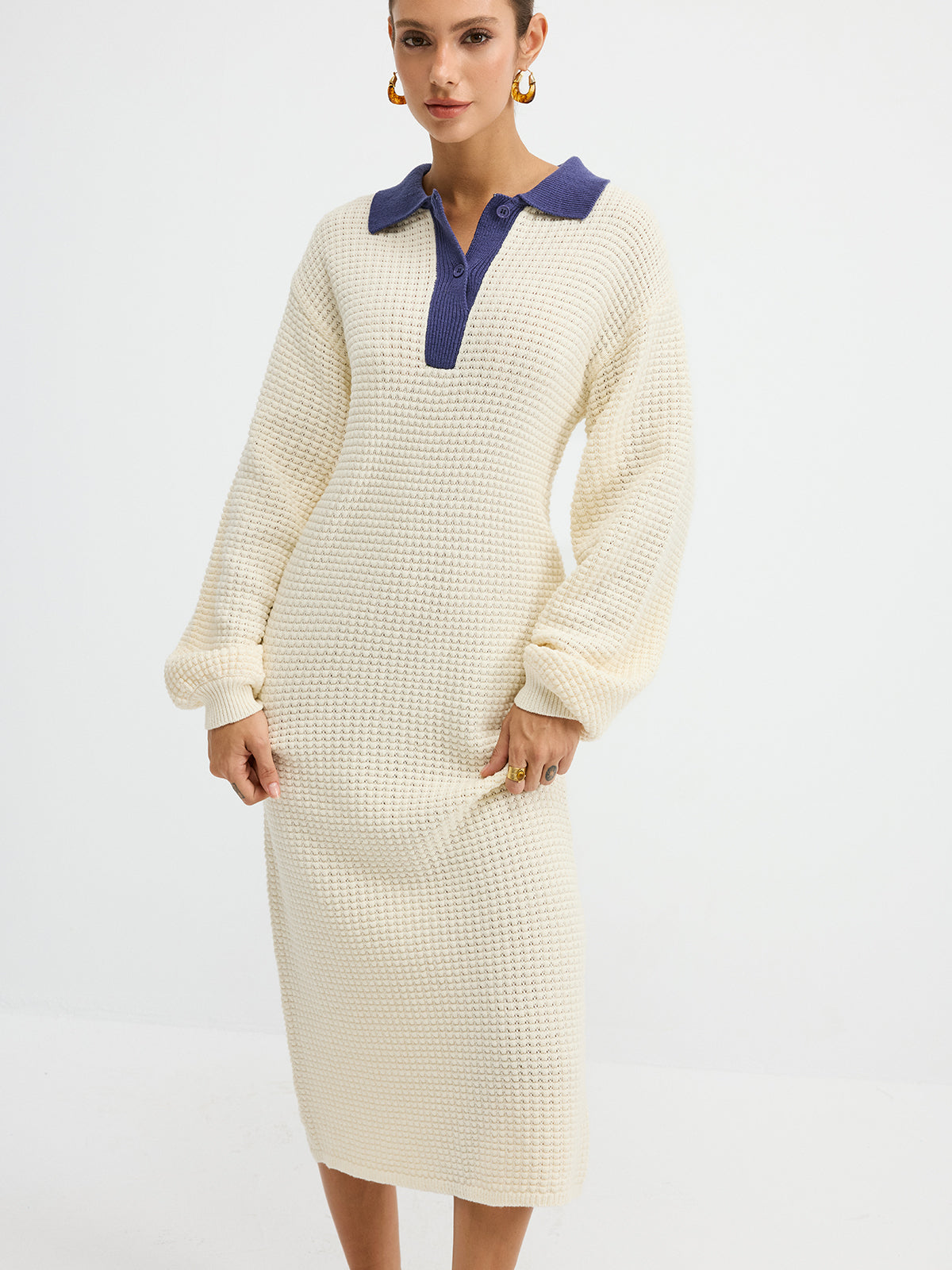 Robe longue gaufrée à col contrastant