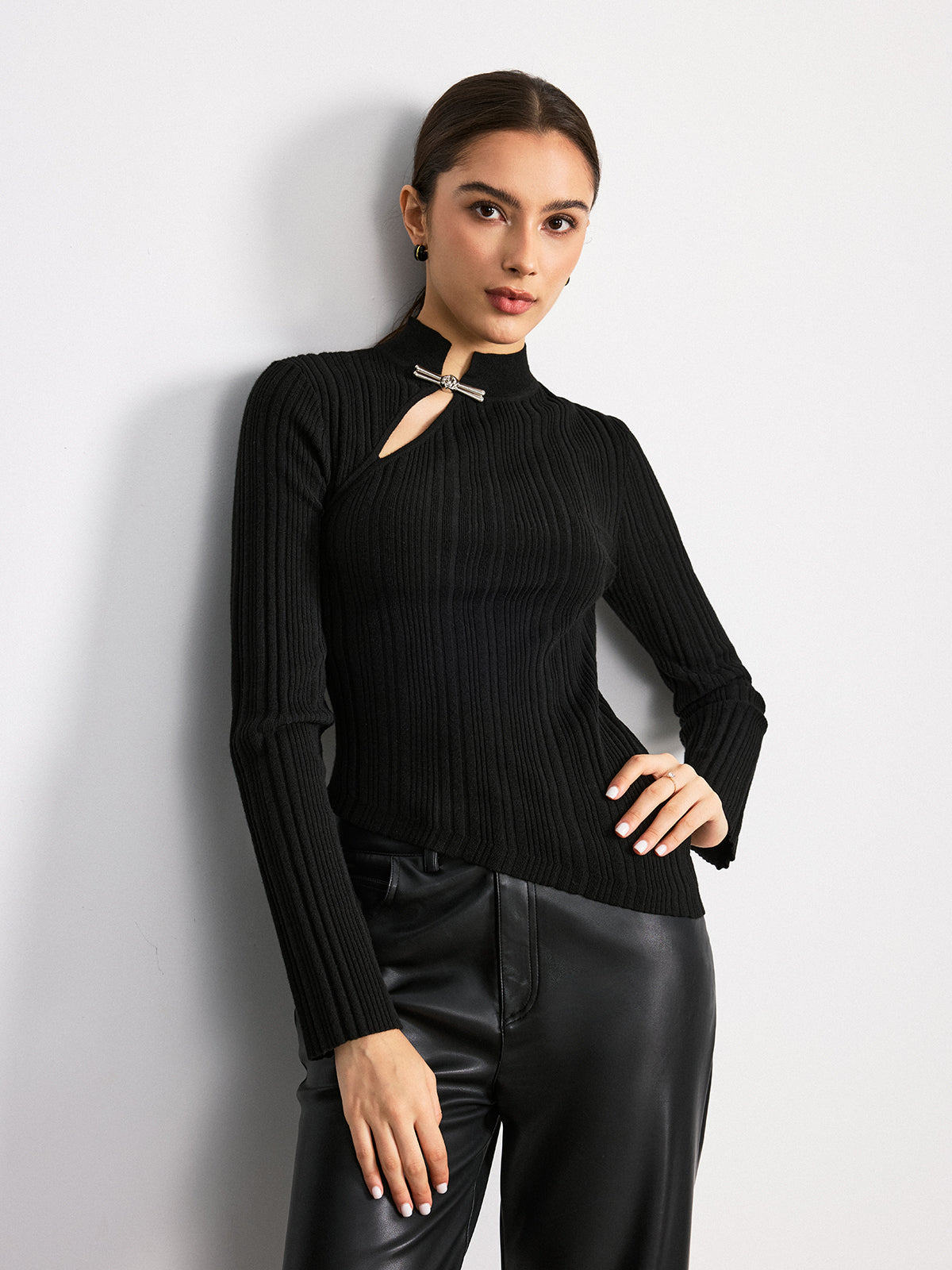 Pull asymétrique en maille côtelée avec détail métallique noué