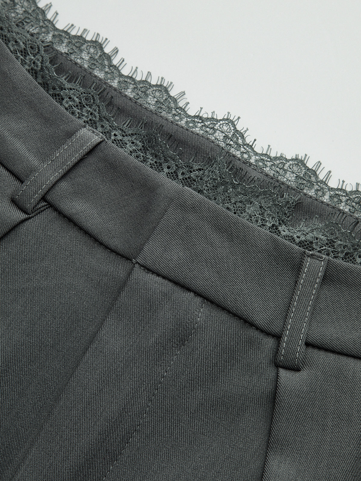 Pantalon à jambes larges taille haute et bordure en dentelle