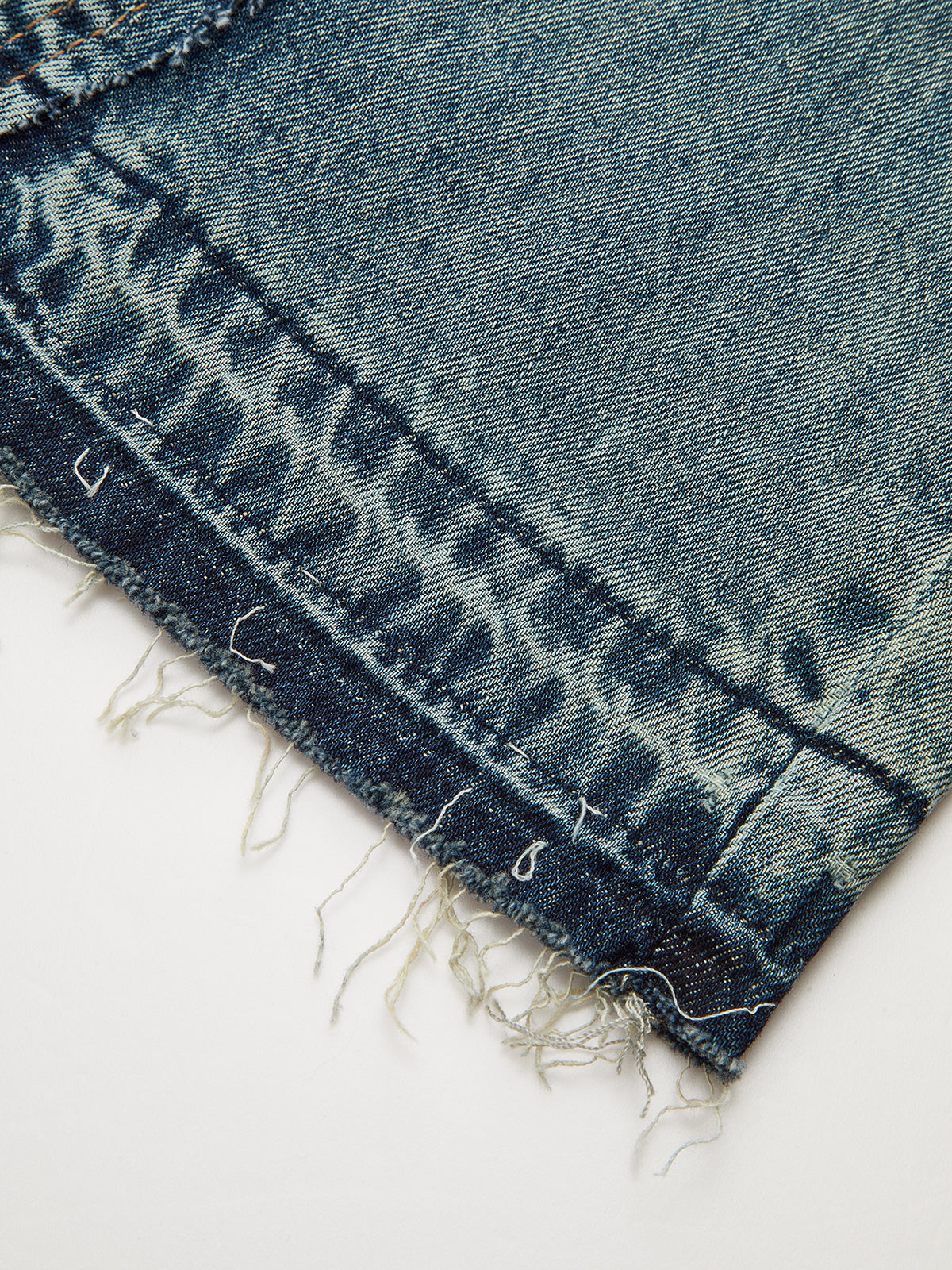 Jean taille haute à empiècements et ourlet effiloché