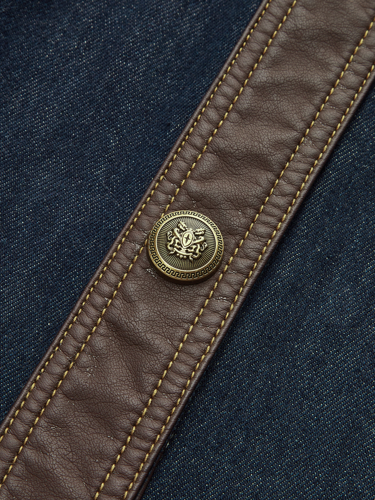 Robe courte sans manches en jean à finitions contrastantes