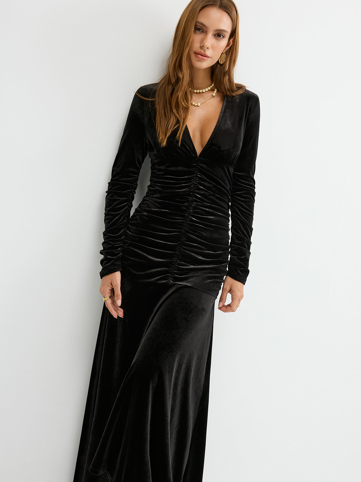 Robe longue en velours drapé décolleté plongeant