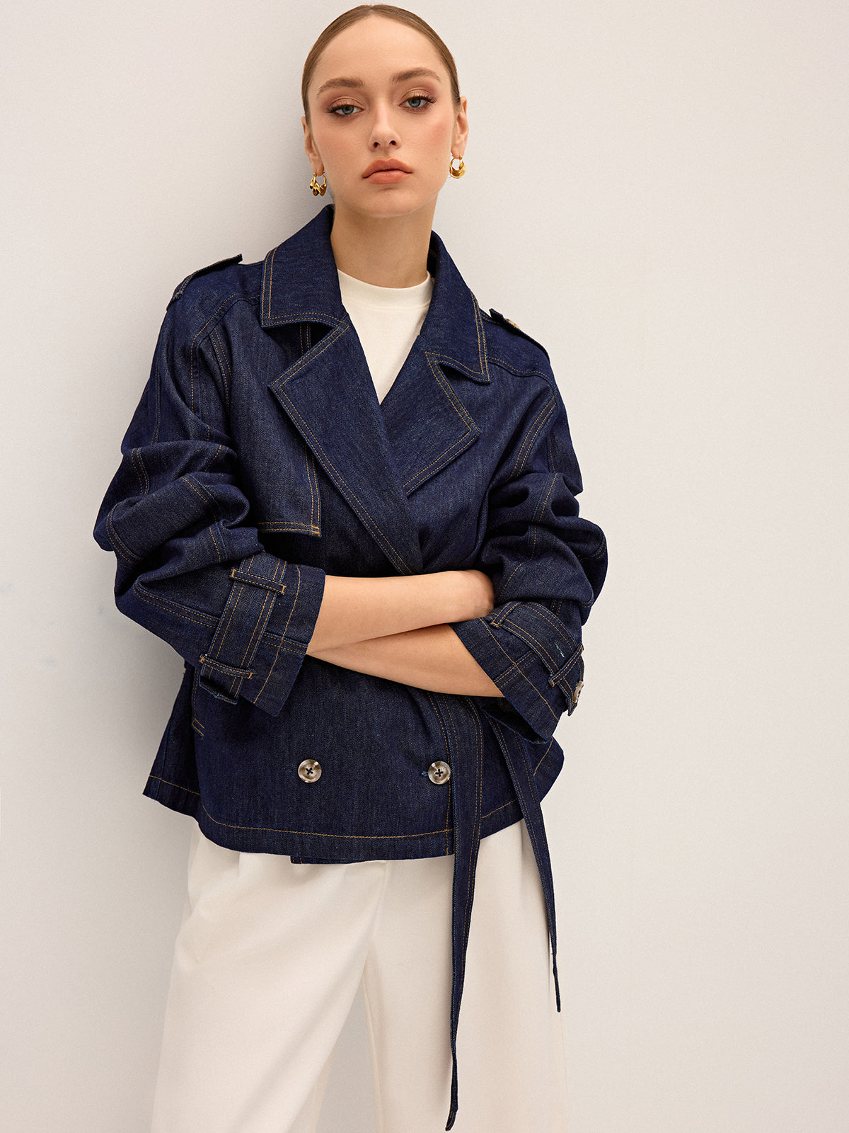Kurzer Trenchcoat aus Denim