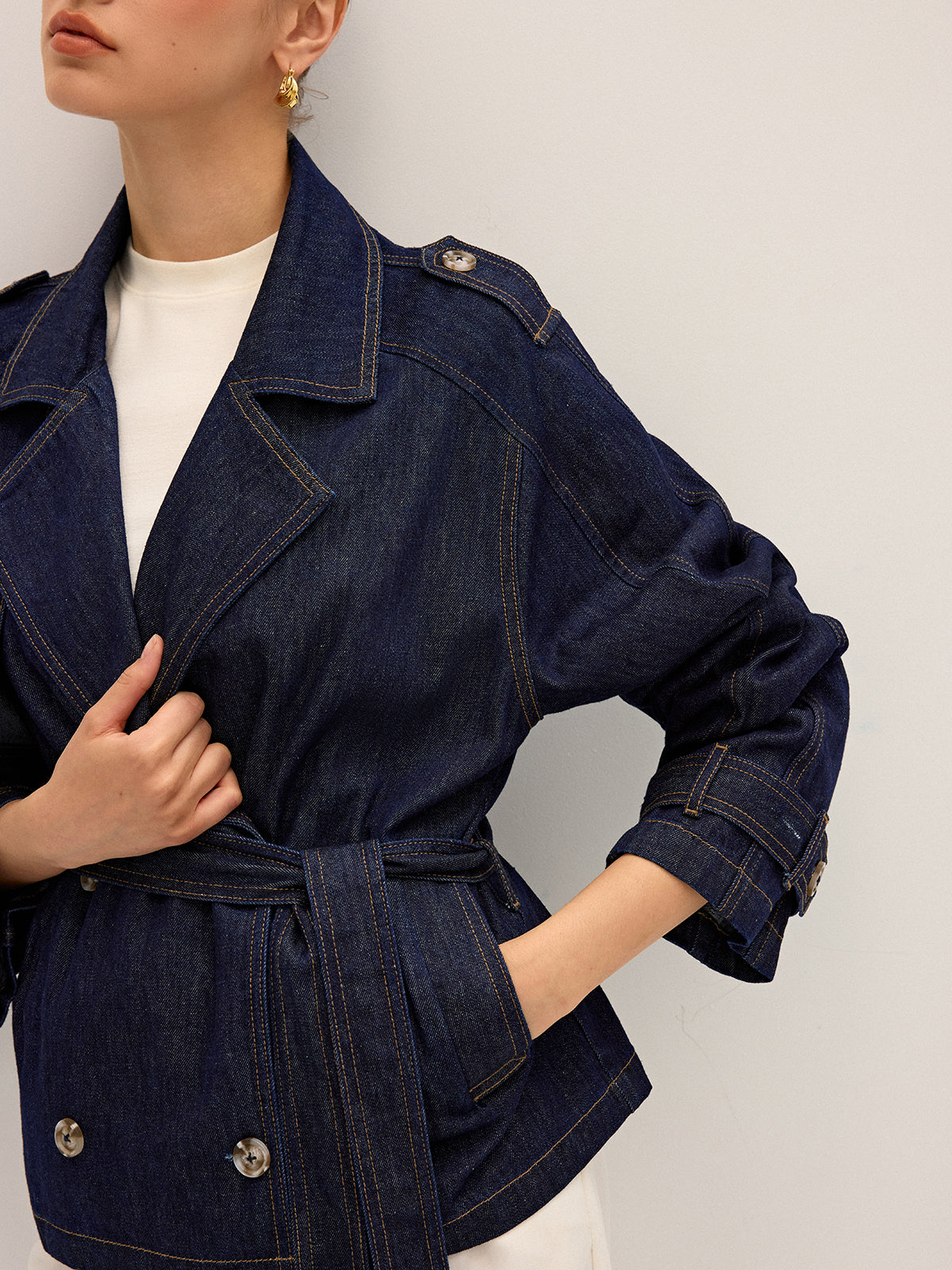 Kurzer Trenchcoat aus Denim