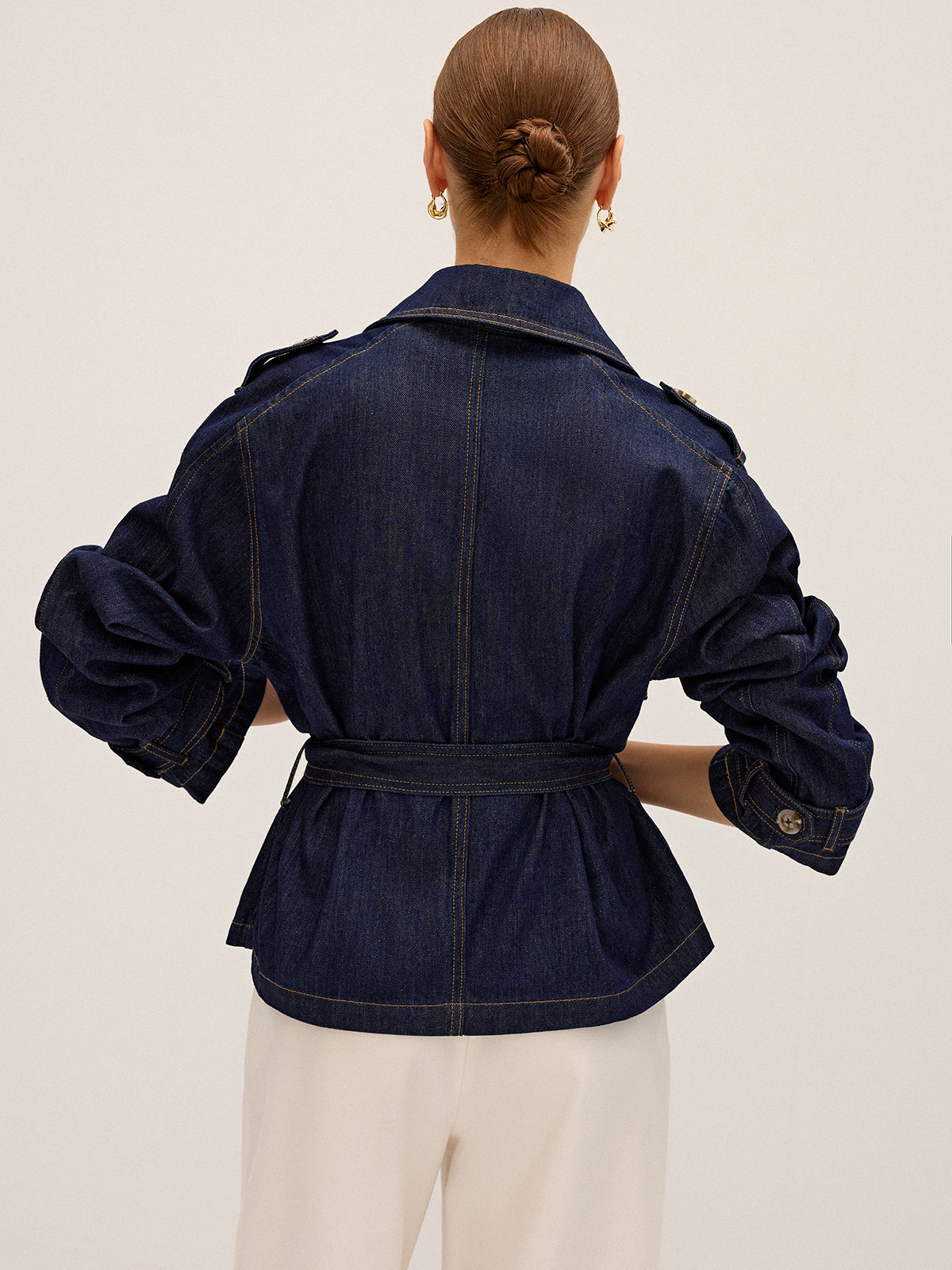 Kurzer Trenchcoat aus Denim