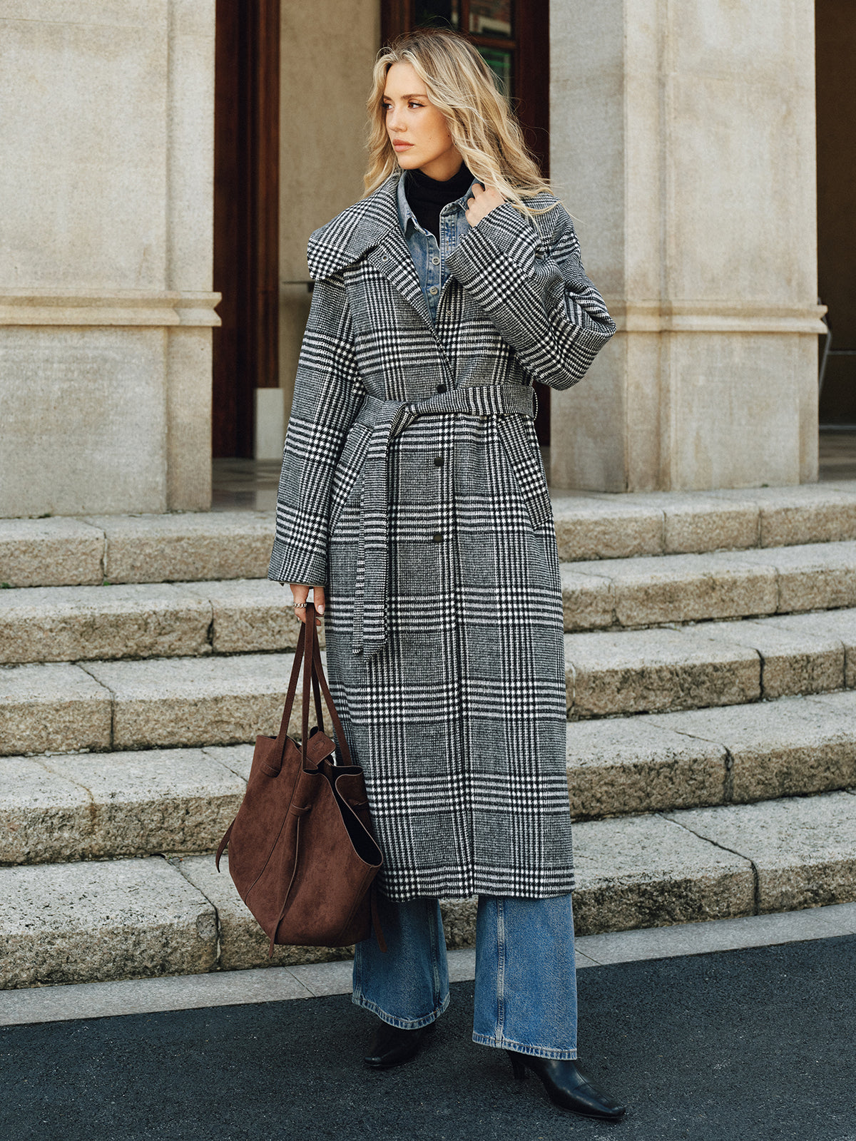 Manteau long en tweed à carreaux et à ceinture