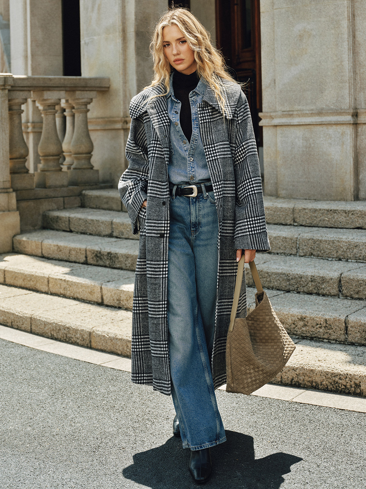Manteau long en tweed à carreaux et à ceinture