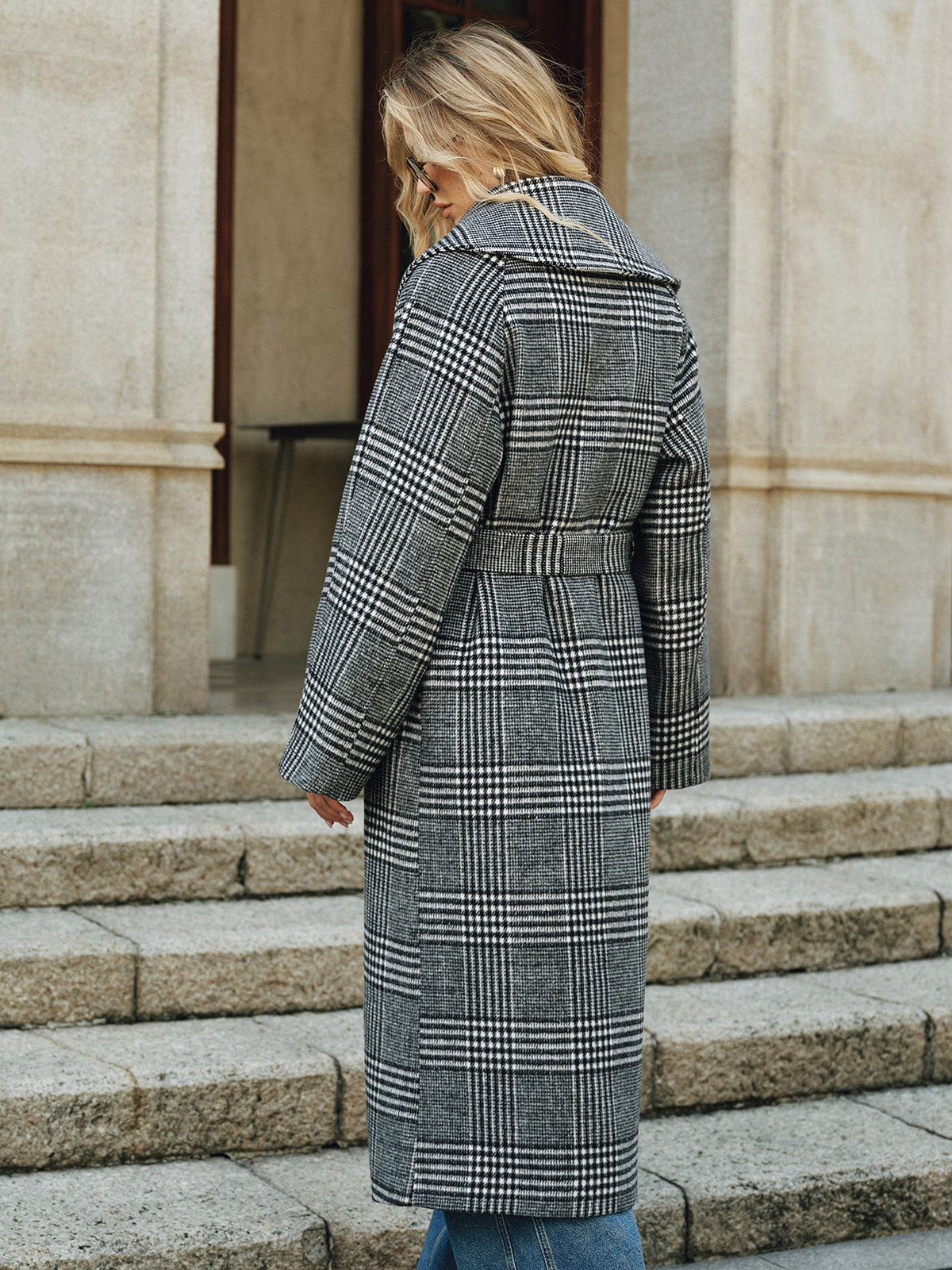 Manteau long en tweed à carreaux et à ceinture