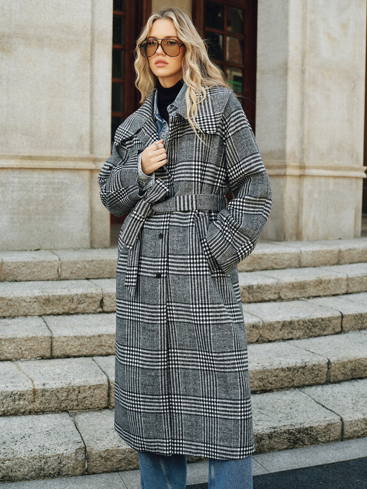 Manteau long en tweed à carreaux et à ceinture
