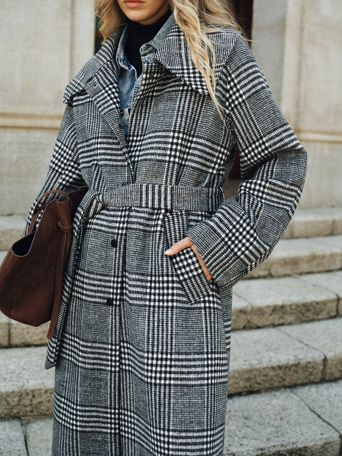 Manteau long en tweed à carreaux et à ceinture