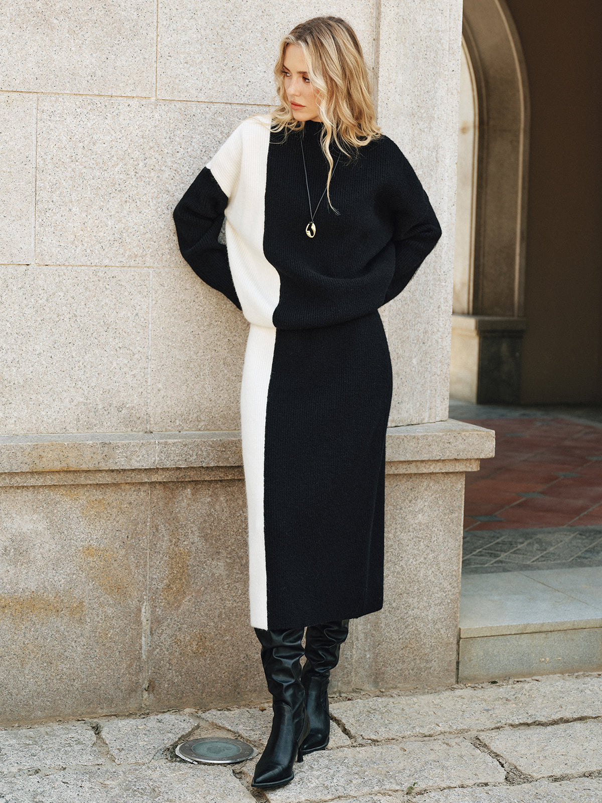 Strickpullover und Midirock im Color-Block-Design