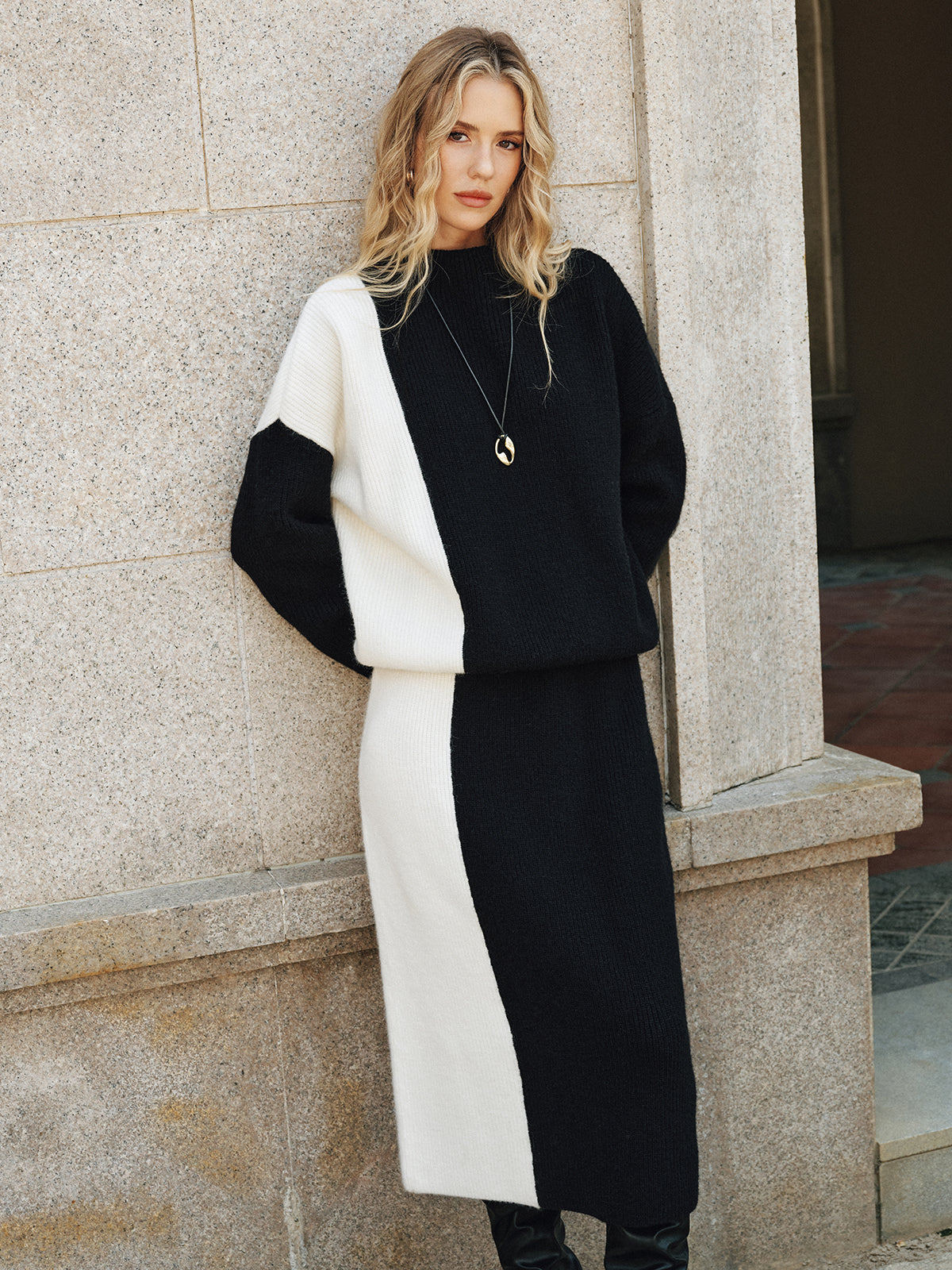 Strickpullover und Midirock im Color-Block-Design