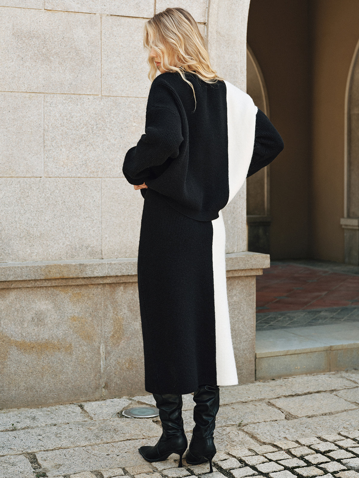 Strickpullover und Midirock im Color-Block-Design