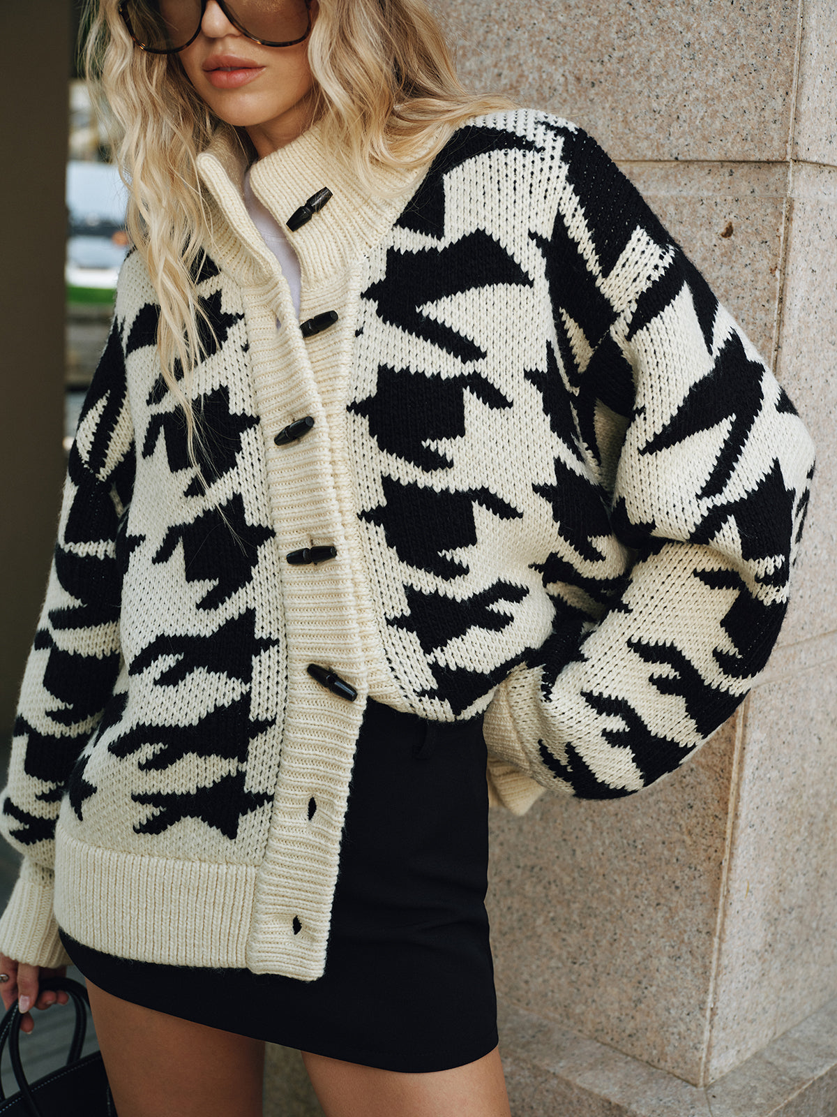 Cardigan en maille à boutons en corne à motif pied-de-poule