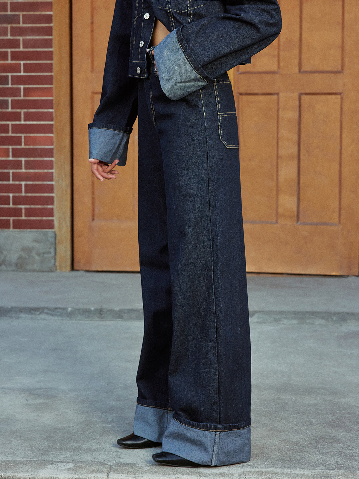 Jean taille haute à jambes larges et revers