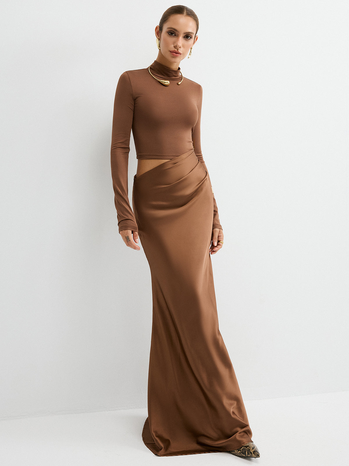 Robe longue à col montant avec empiècements en satin et manches longues