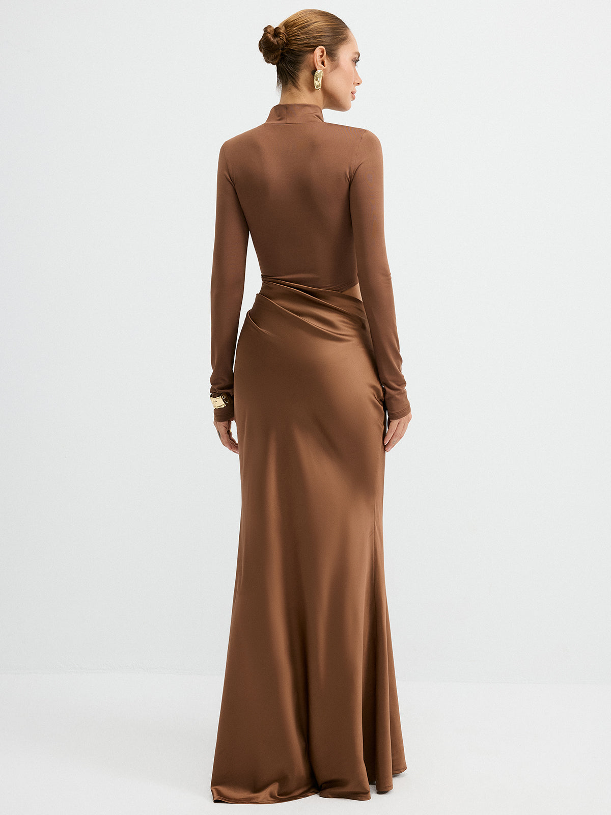 Robe longue à col montant avec empiècements en satin et manches longues