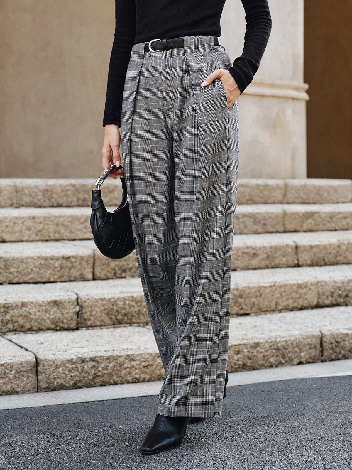 Pantalon large ceinturé à carreaux et à plis