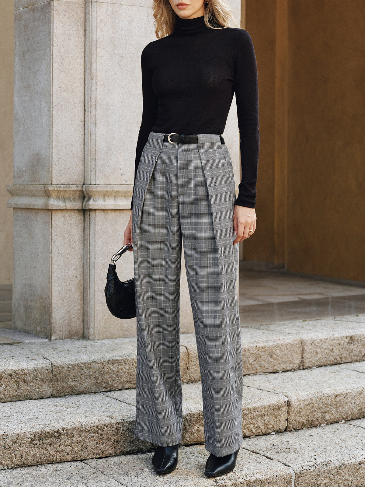 Pantalon large ceinturé à carreaux et à plis