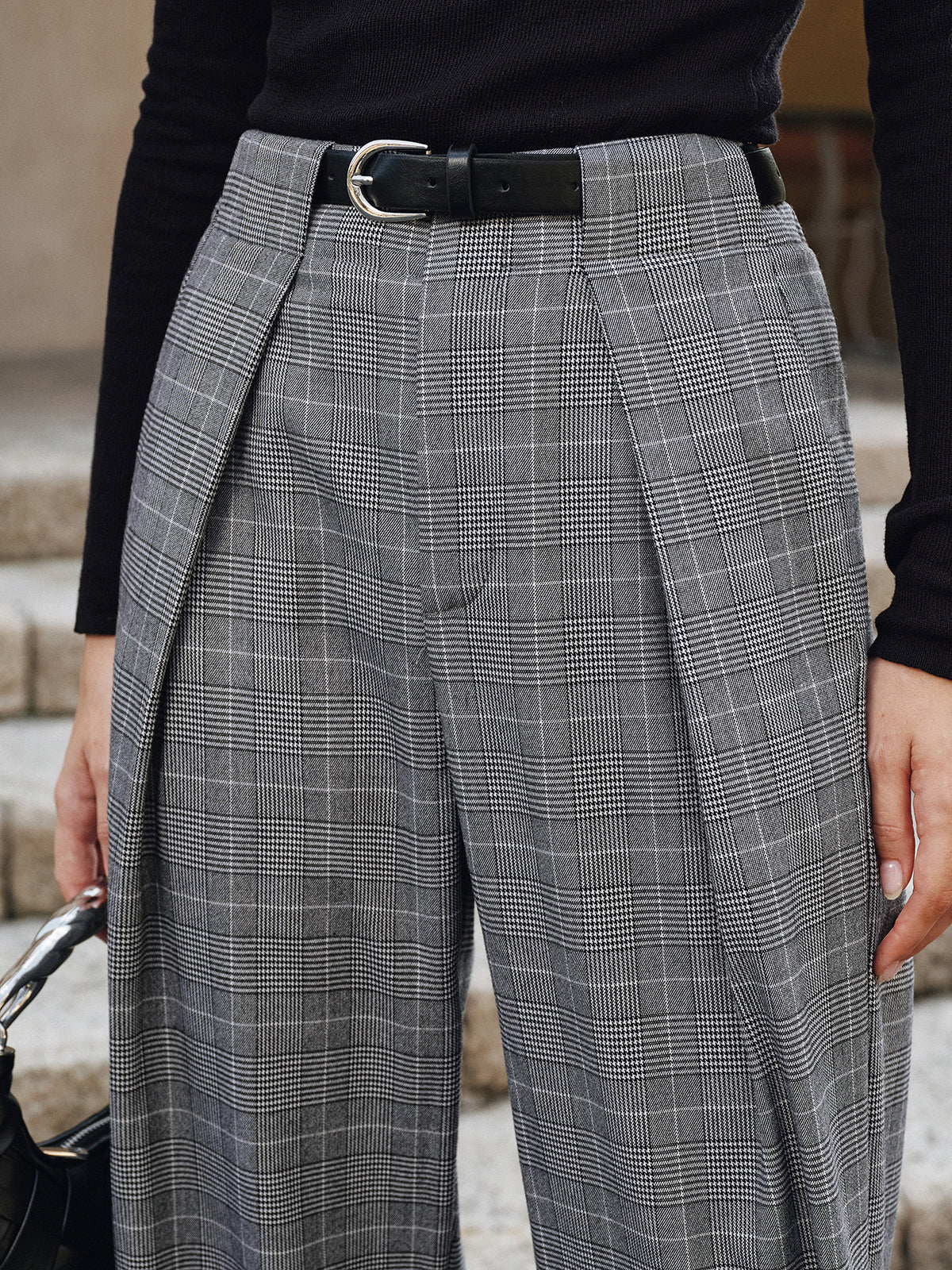 Pantalon large ceinturé à carreaux et à plis
