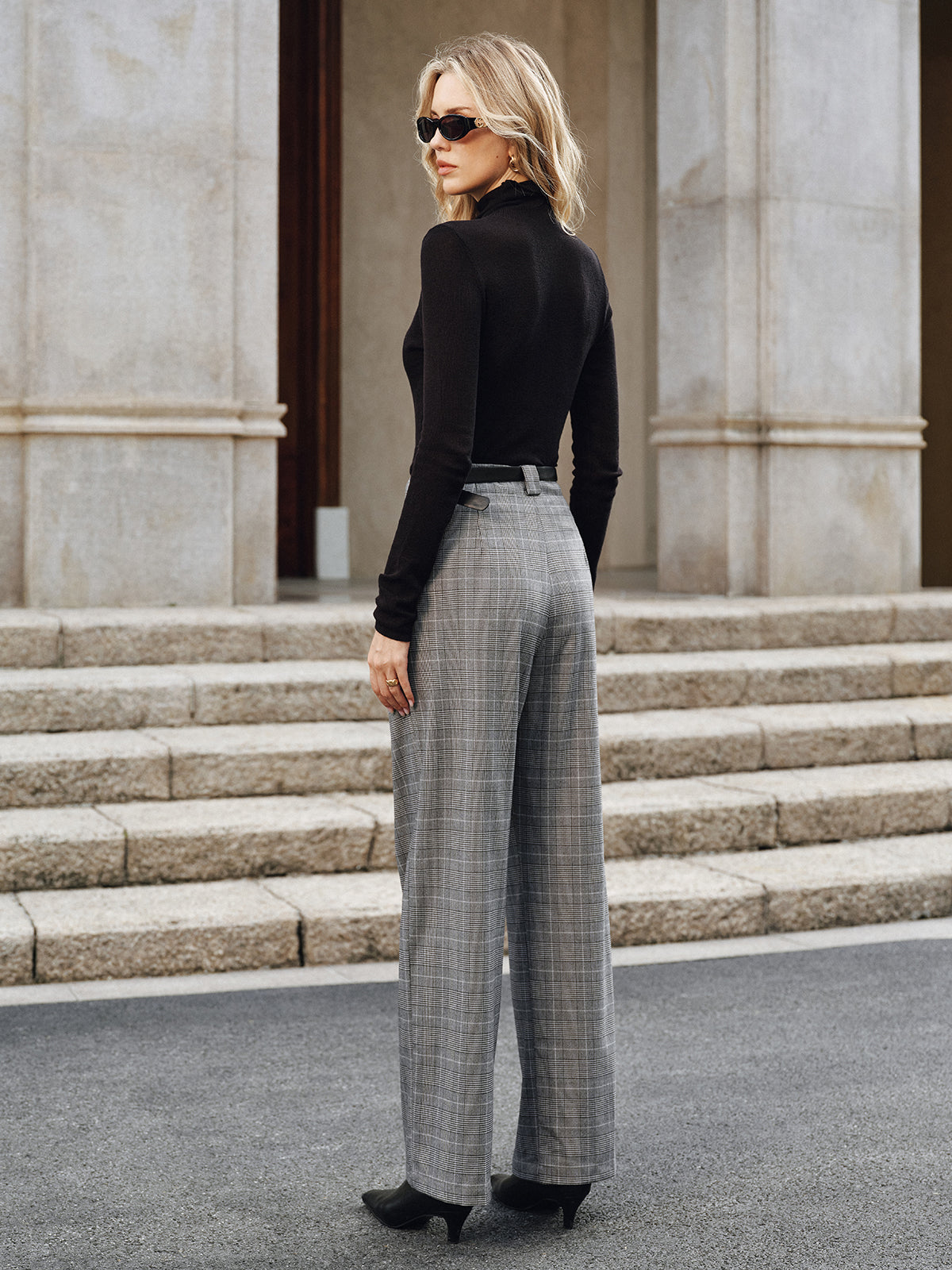 Pantalon large ceinturé à carreaux et à plis