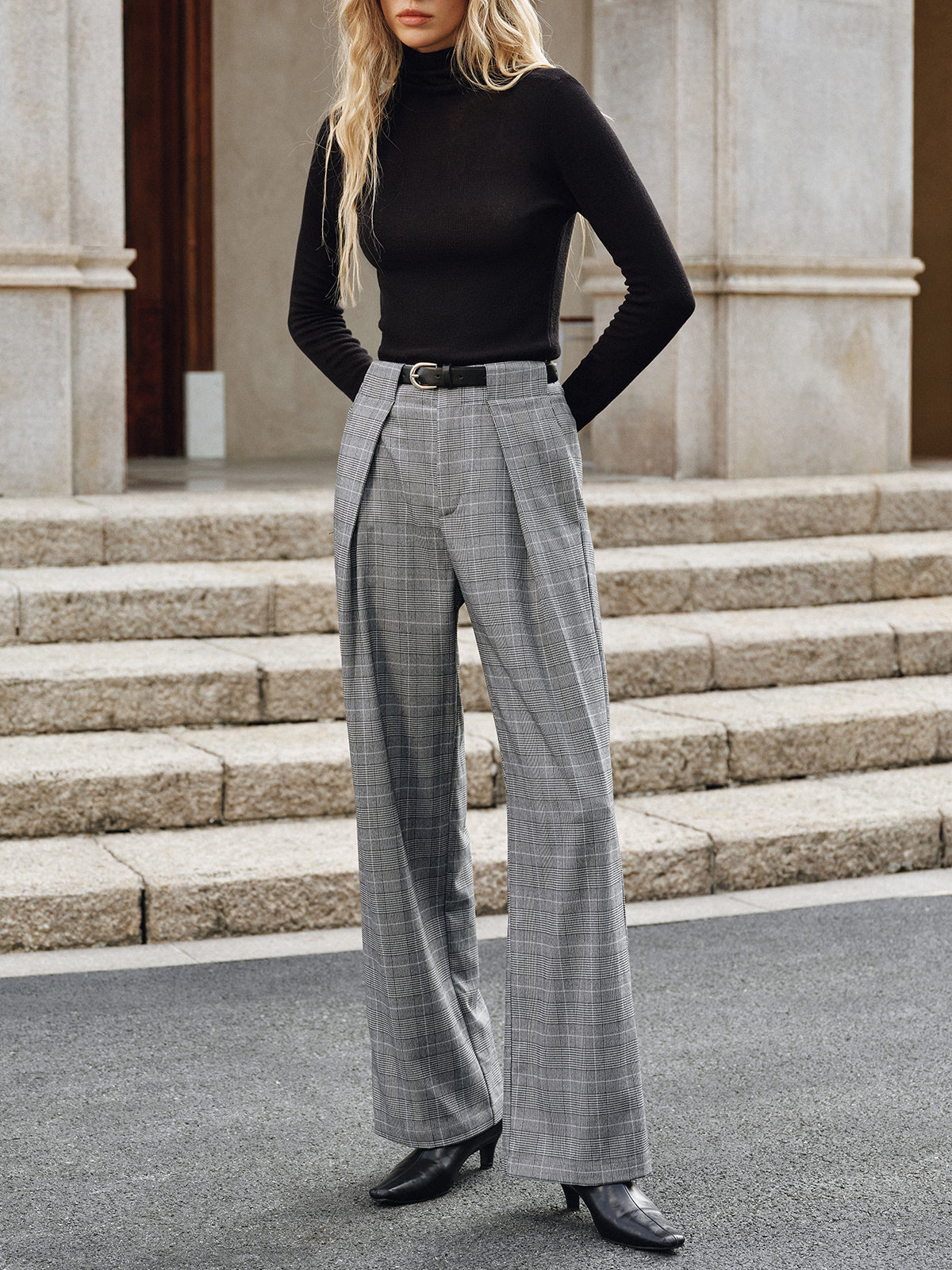 Pantalon large ceinturé à carreaux et à plis