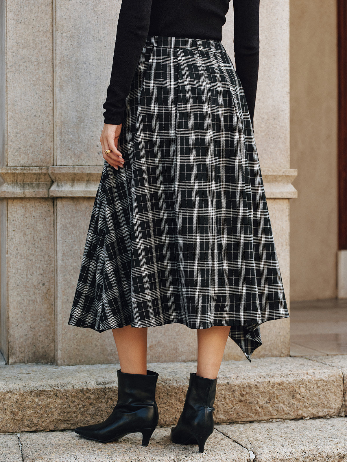 Karierter, asymmetrischer Midirock mit hohem Schlitz